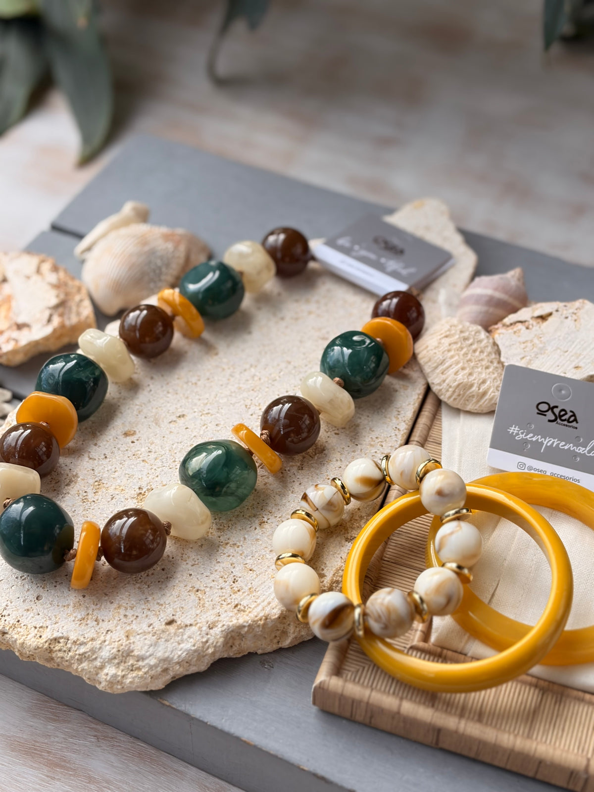 Set de pulseras en resina x 3 bolas y aros