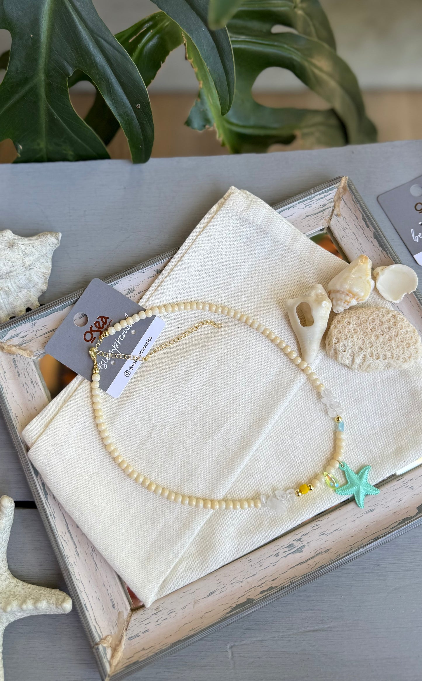 Collar piedras beige y dije estrella de mar