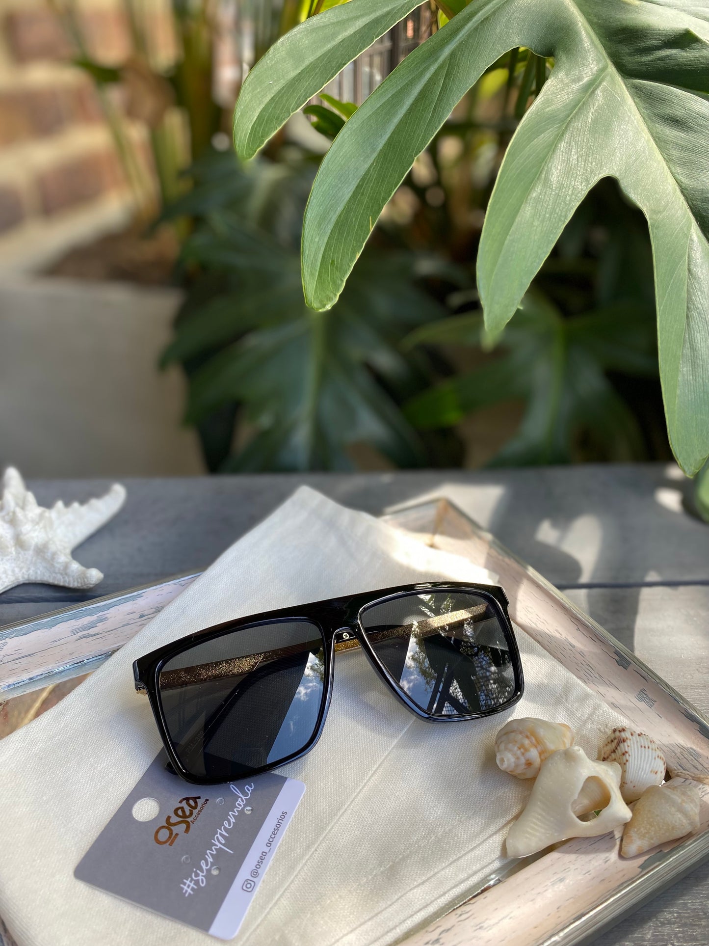 Gafas de sol con encaje dorado