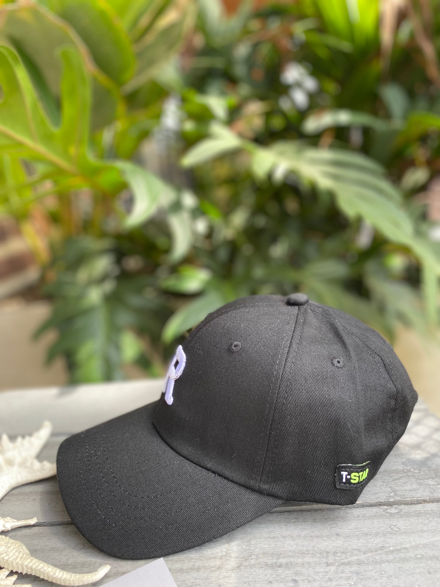 Gorra en dril con bordado en 3d y aplique lateral