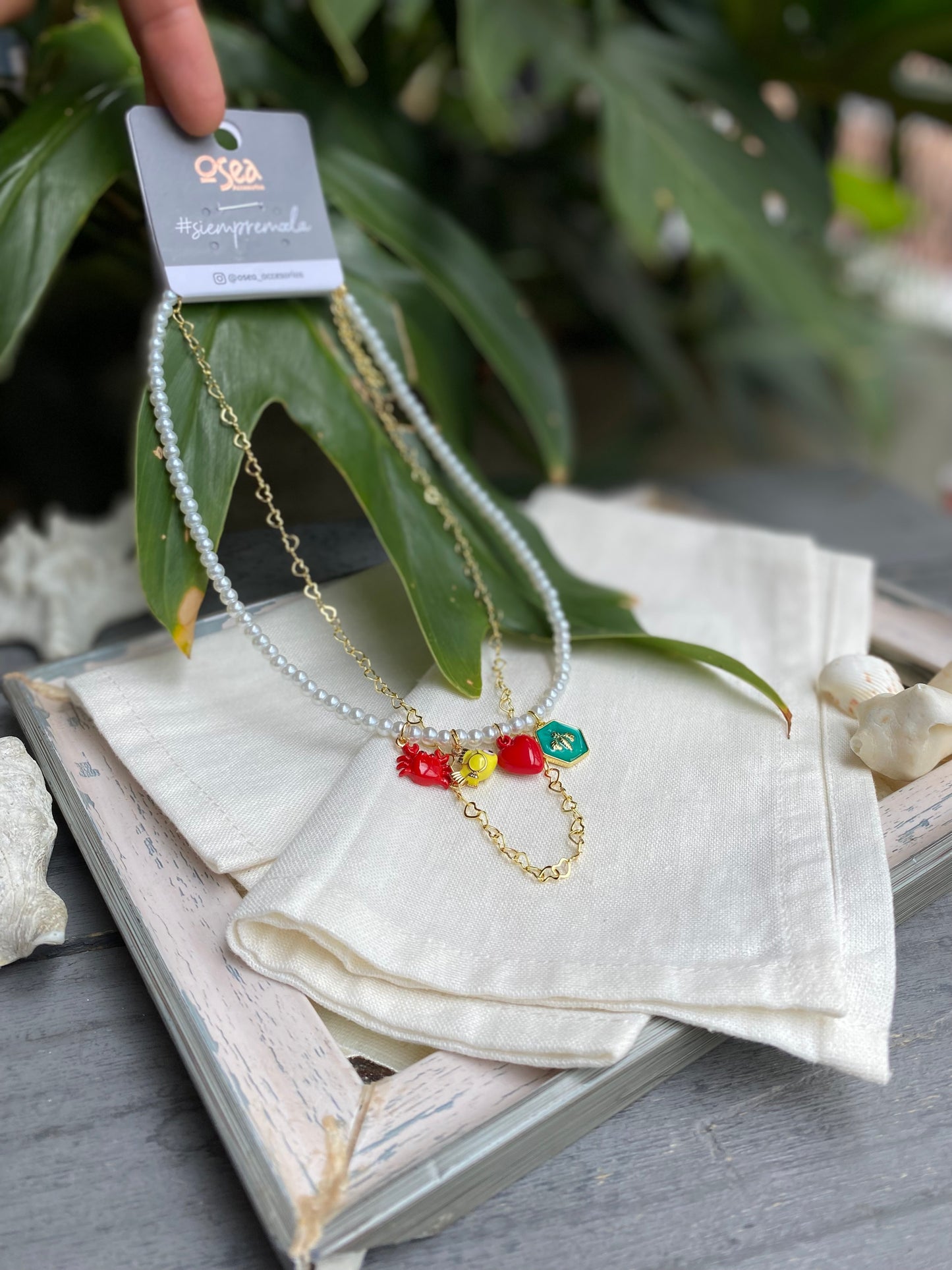 Collar doble perlas y dijes