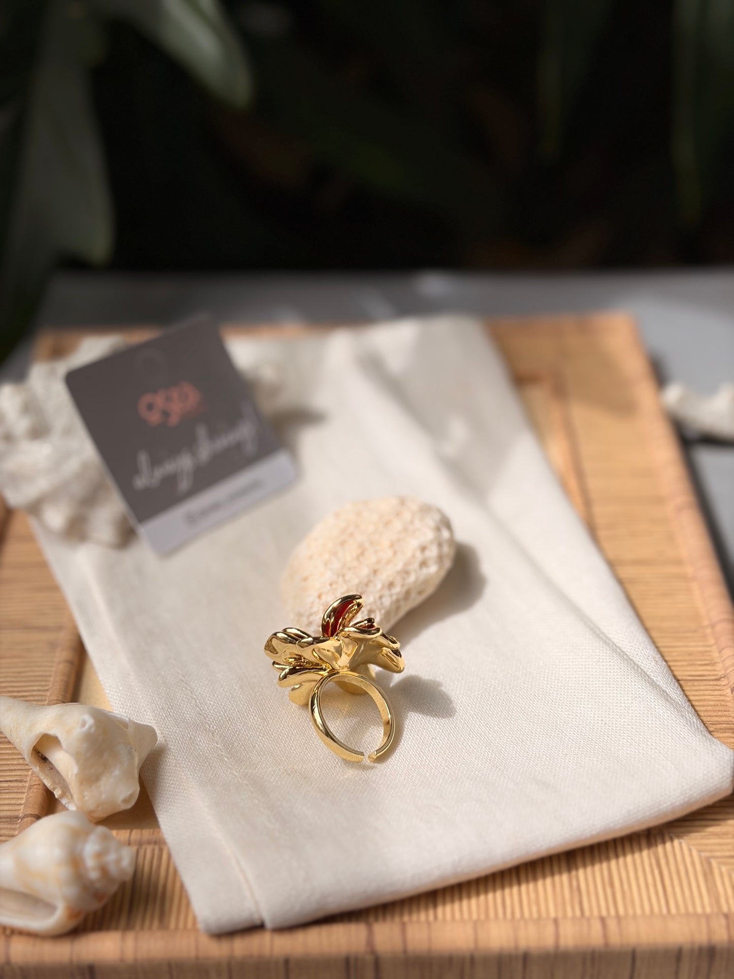 Anillo rodinado flor esmaltado vinotinto