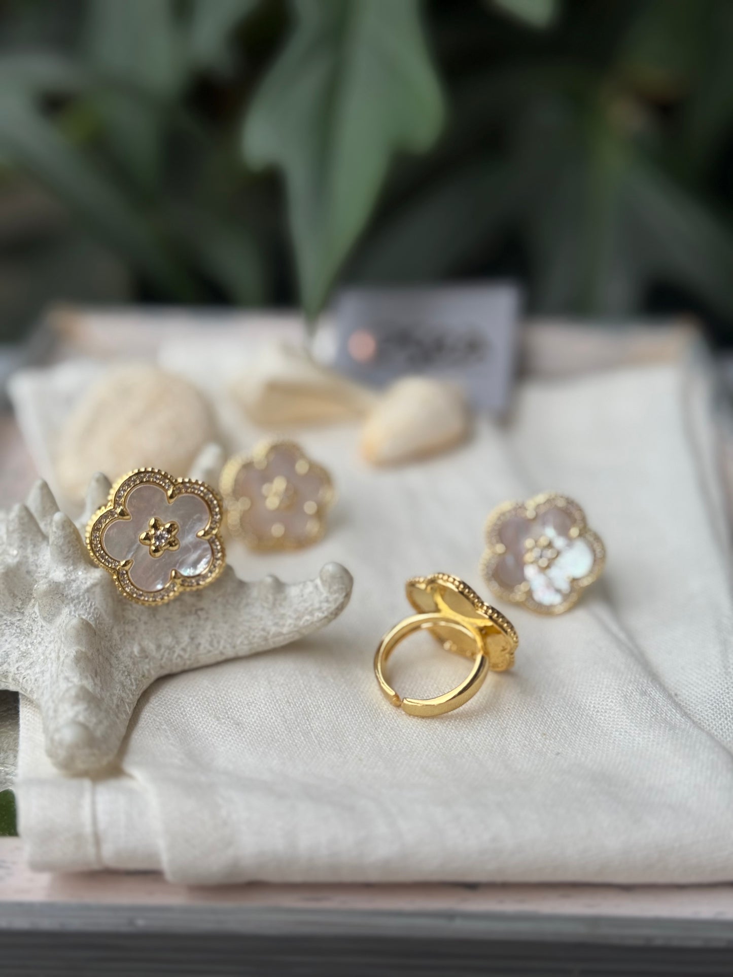 Anillo rodinado flor nácar ajustable