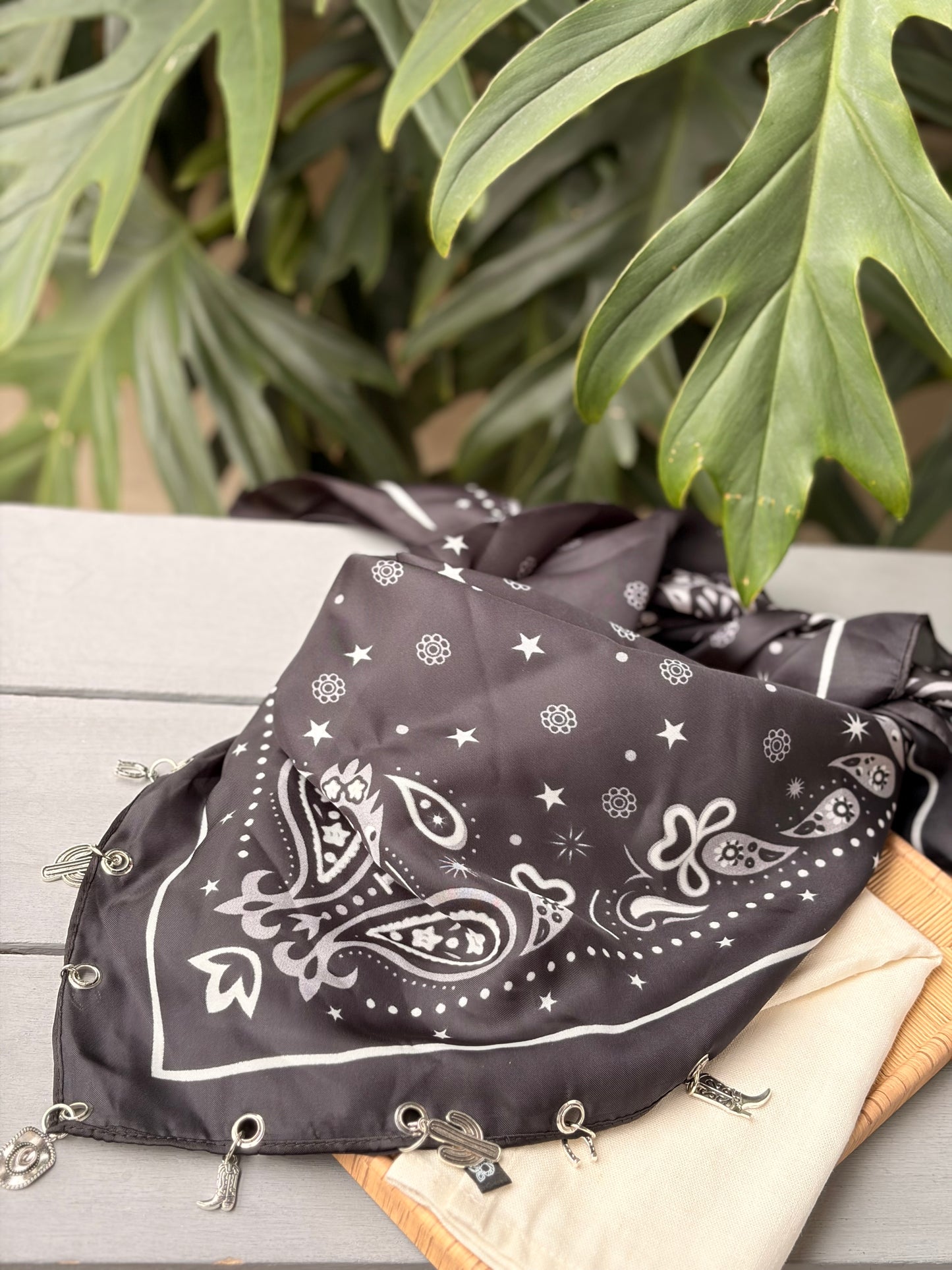 Pañoleta en seda con charms vaqueros