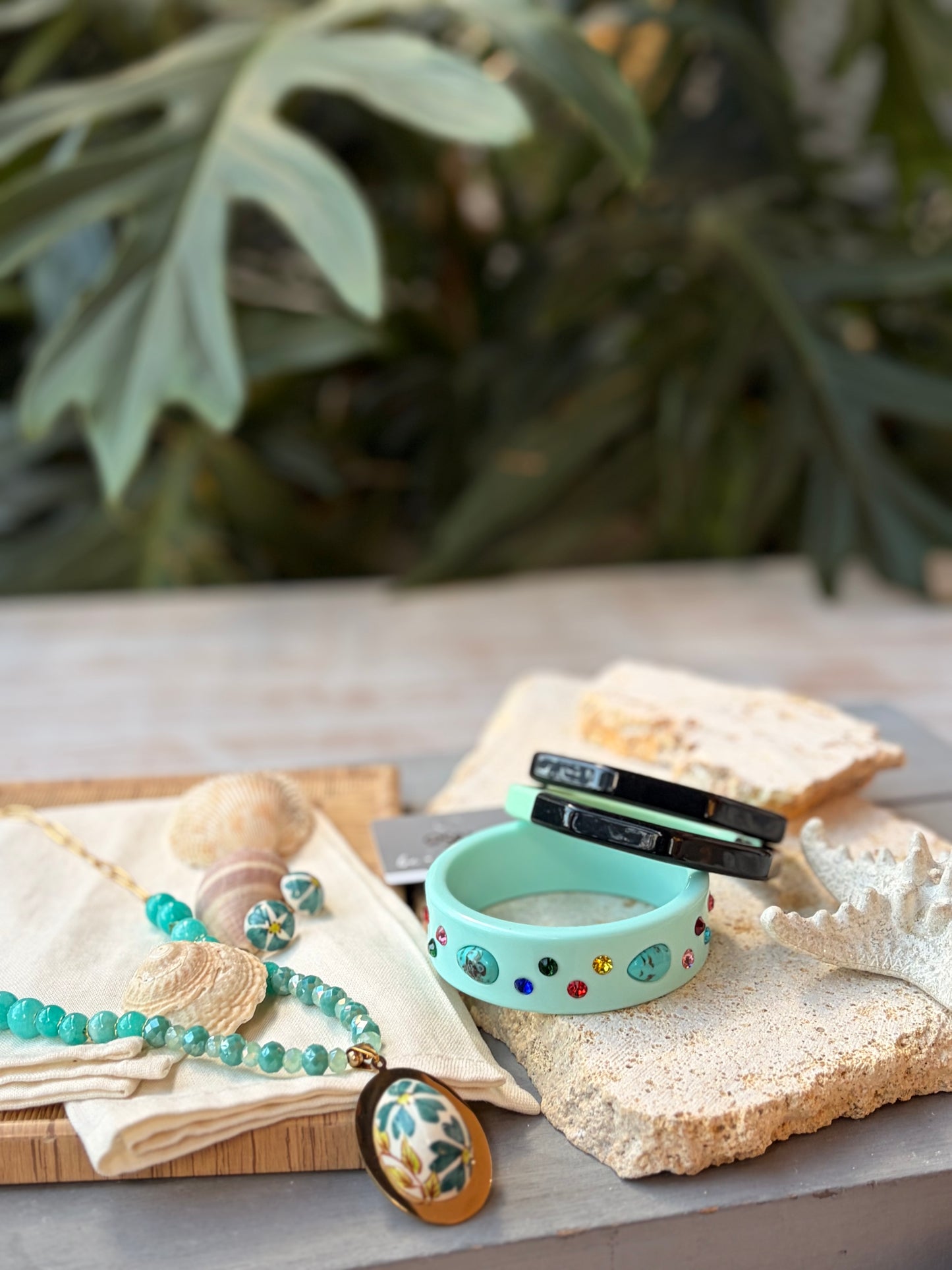 Pulsera en resina con piedras de colores