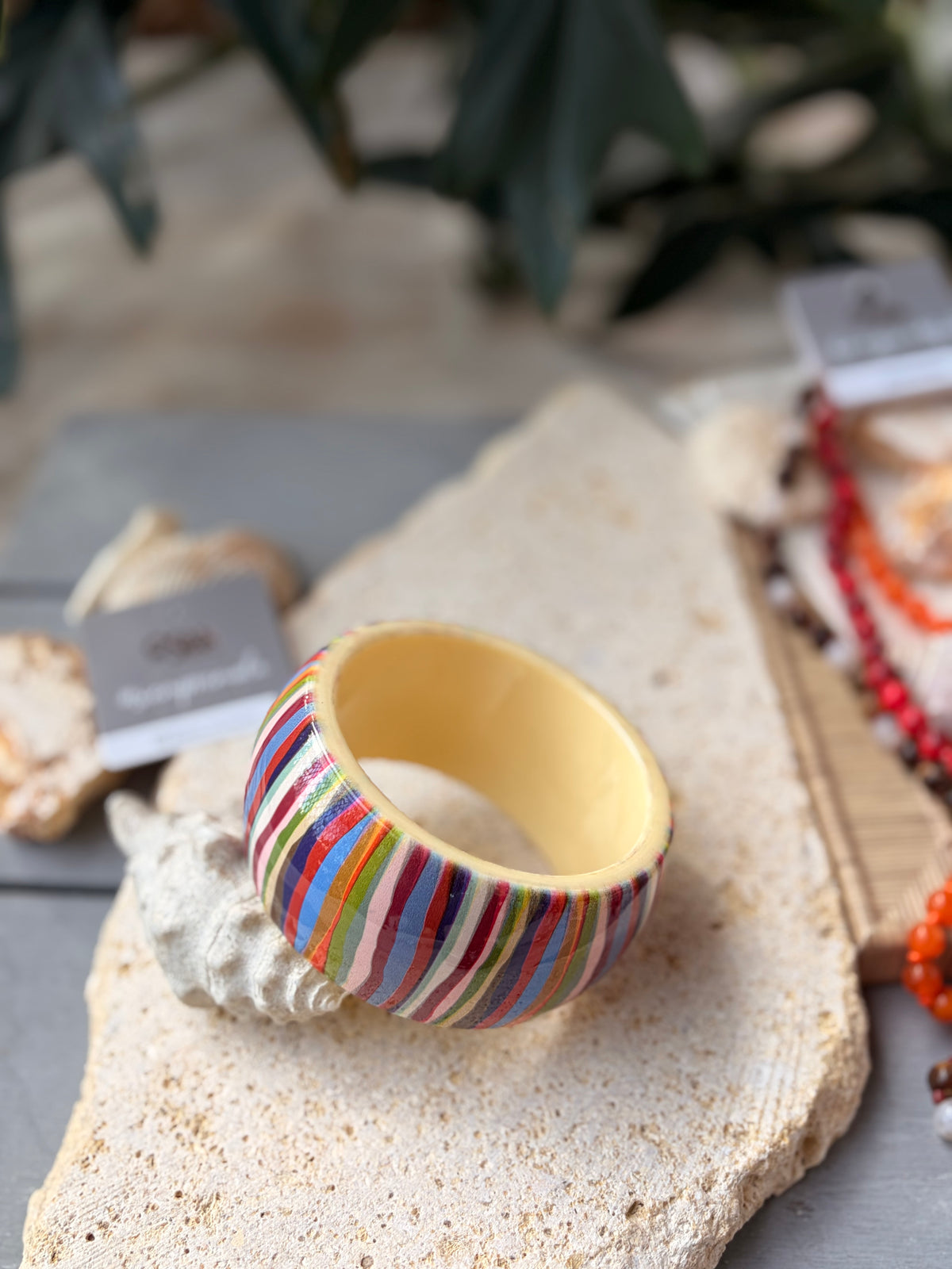 Pulsera ancha en resina multicolor