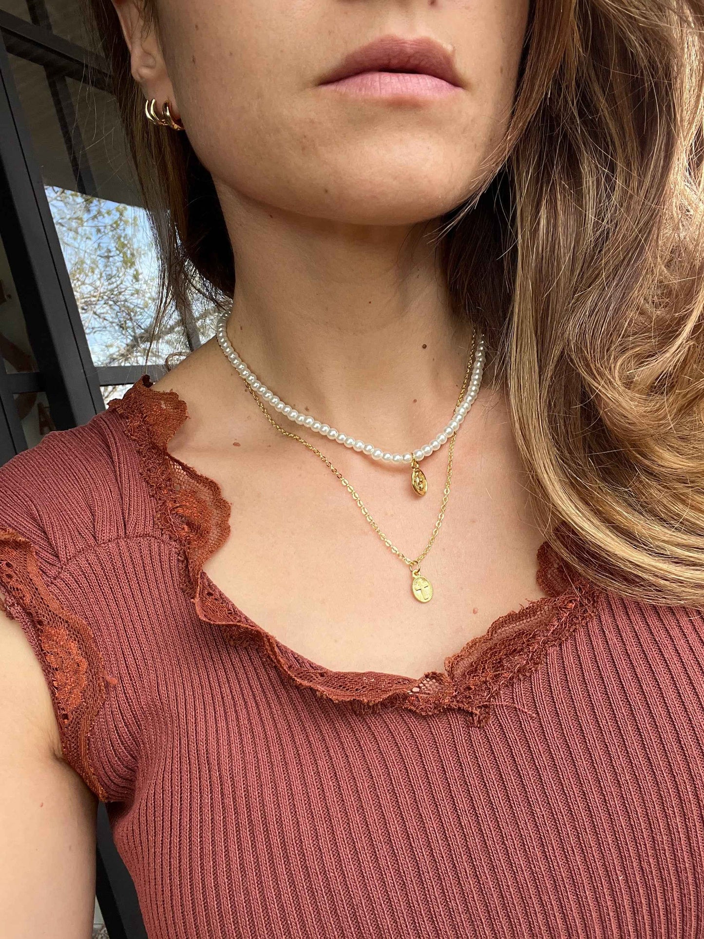 Collar doble en perlas y cadena con dije religioso