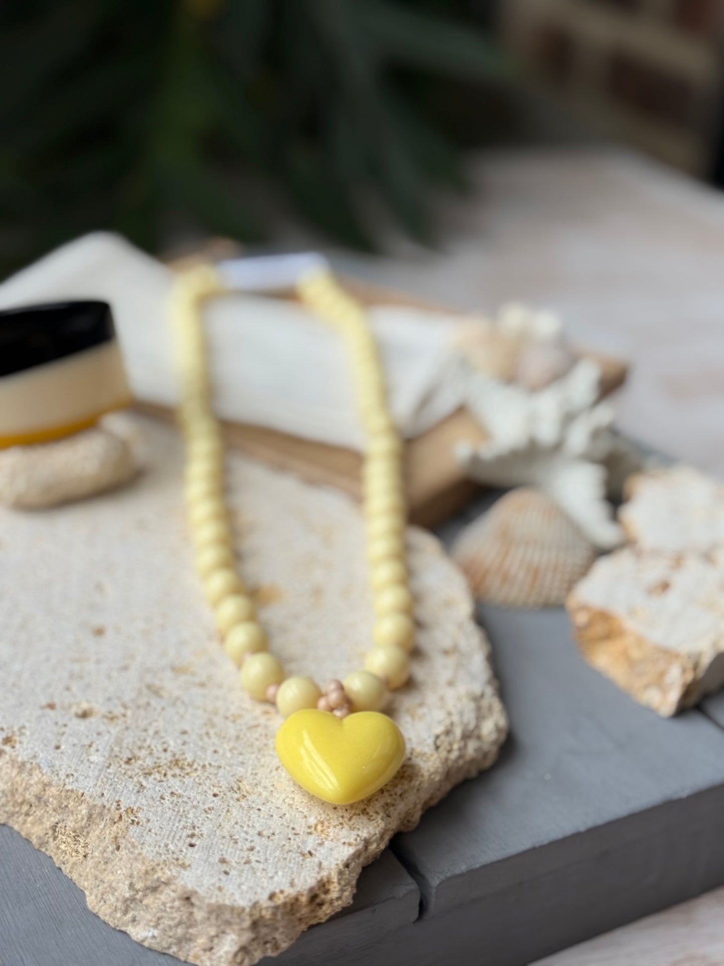 Collar bolas largo corazón pasta