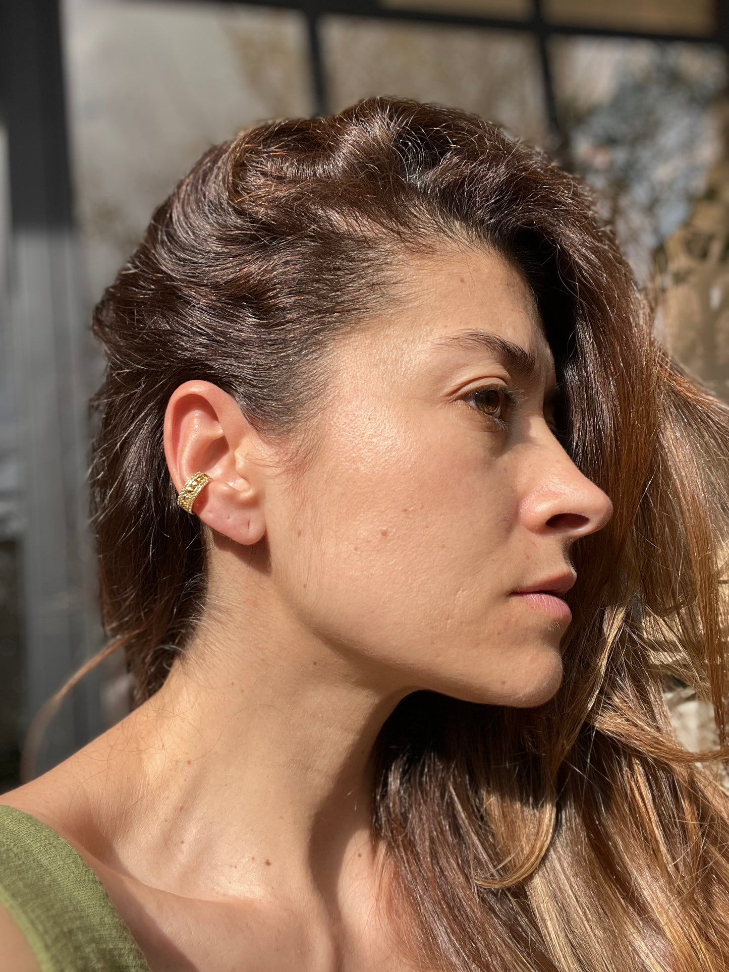 Earcuff rodinado corazones y piedras.