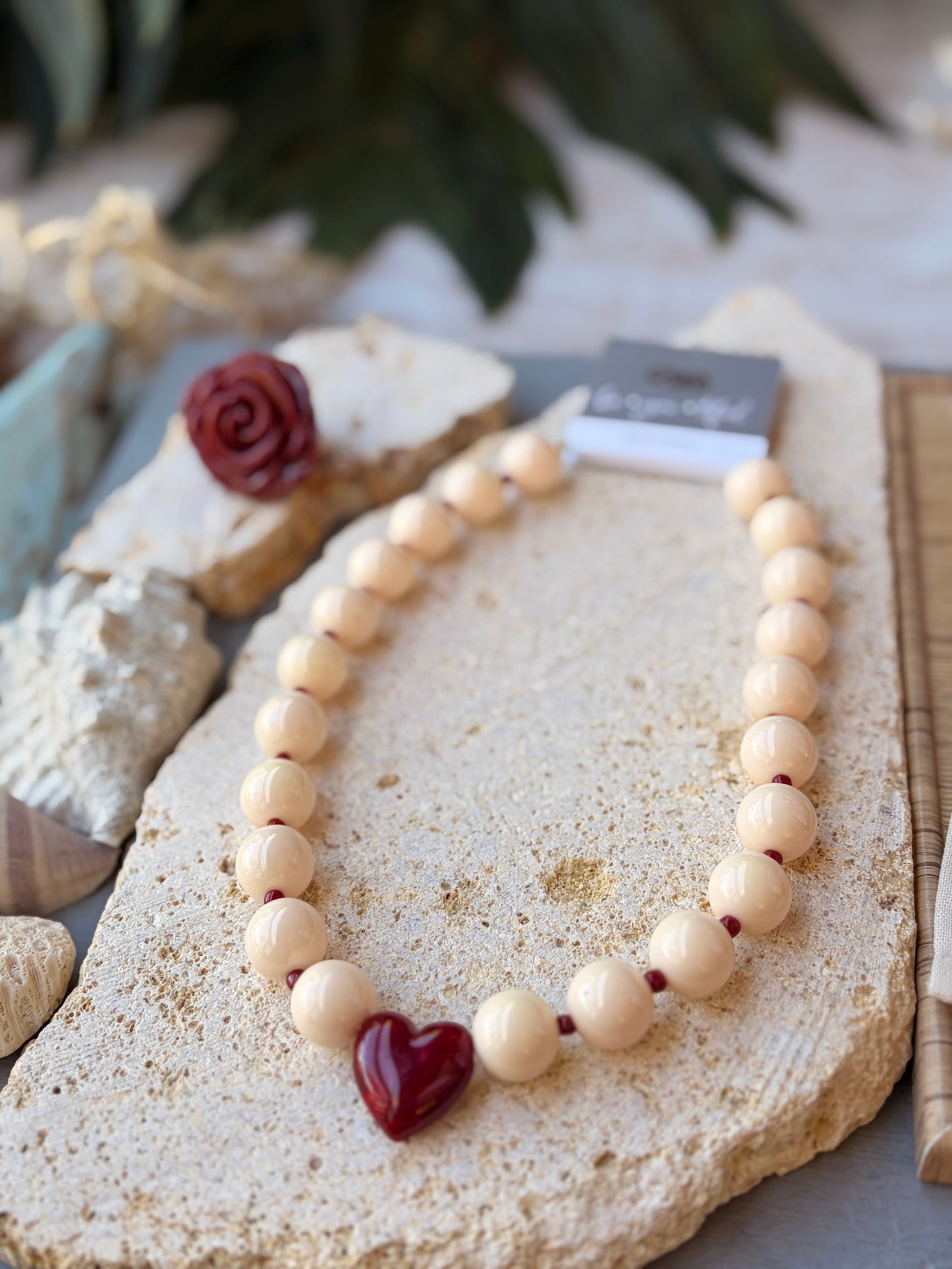Collar bolas beige claro corazón degradé