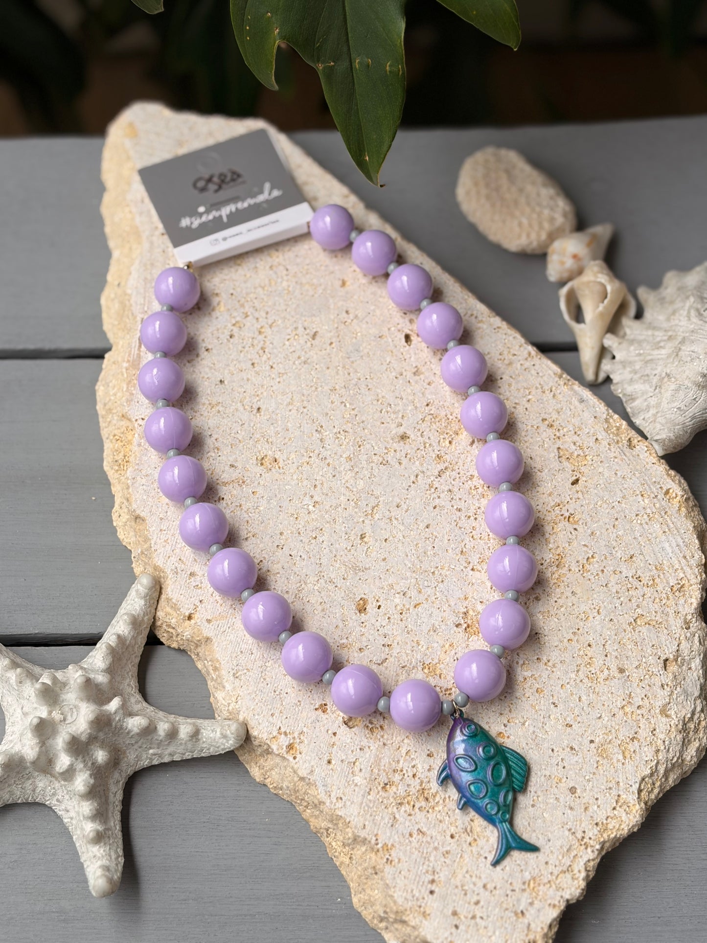 Collar de bolas lila dije pez tornasol