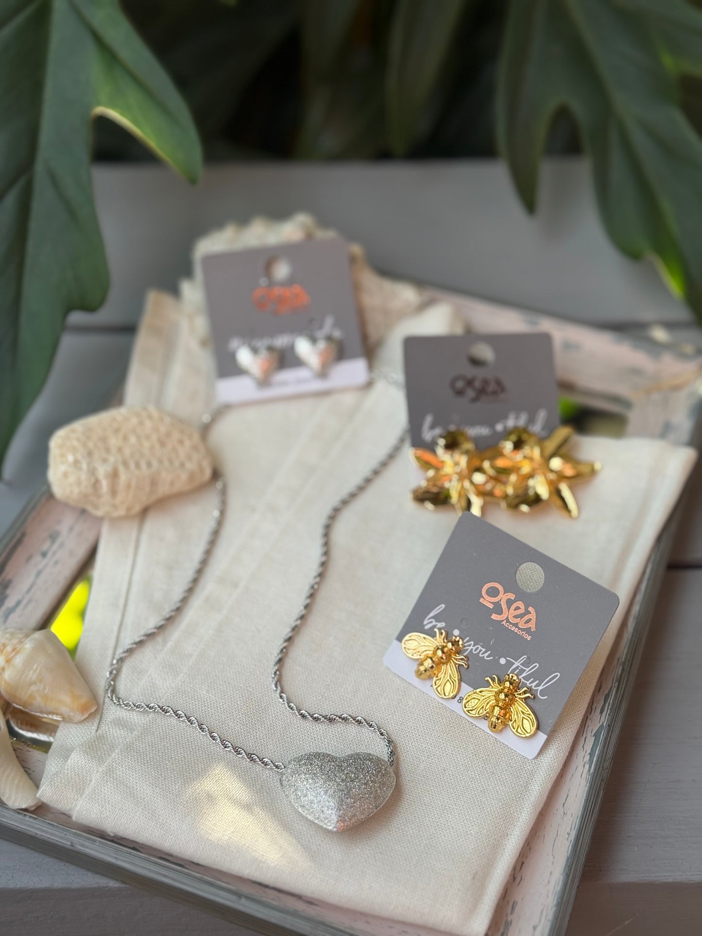 Set dúo corazones plateados + aretes diseño con baño de oro
