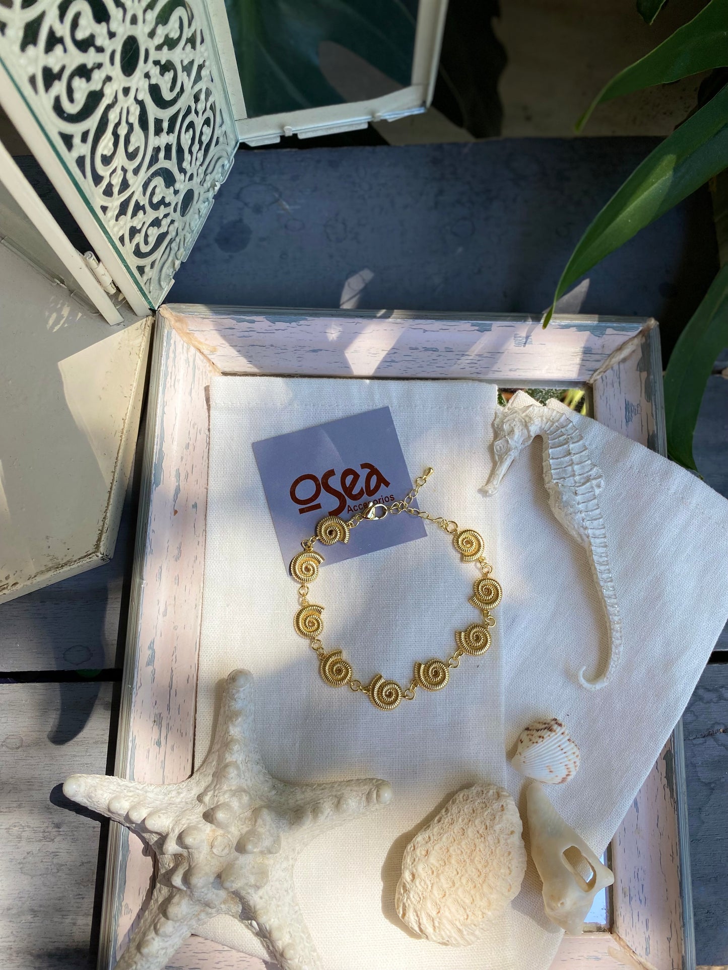 Pulsera rodinada con dijes de mar