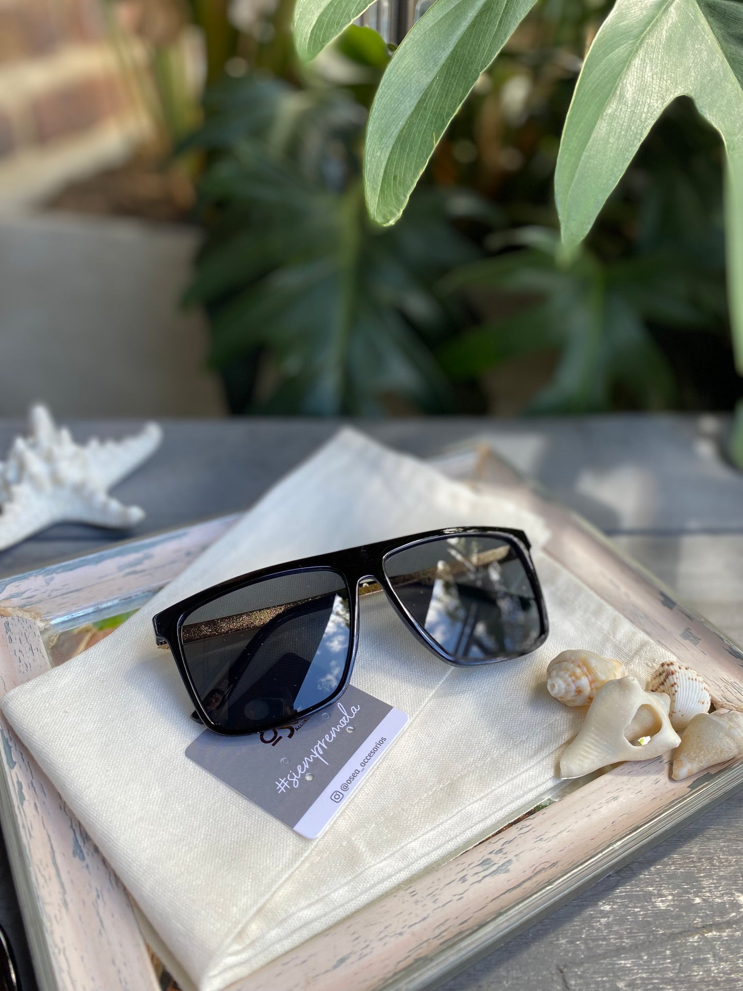 Gafas de sol con encaje dorado