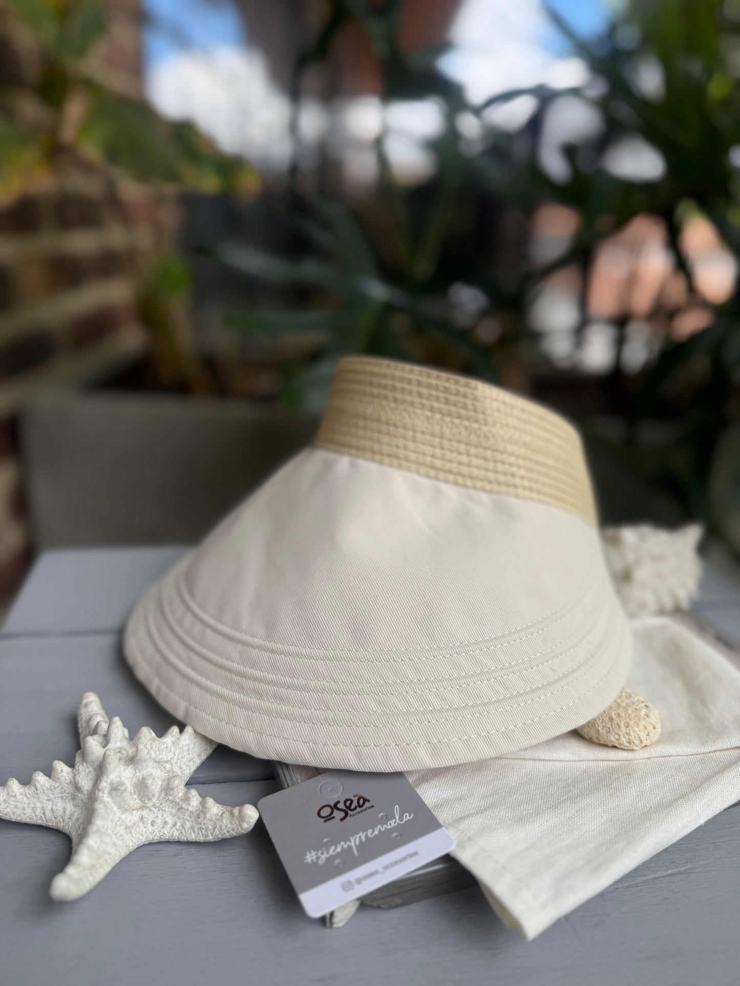 Visera en tela y franja fique