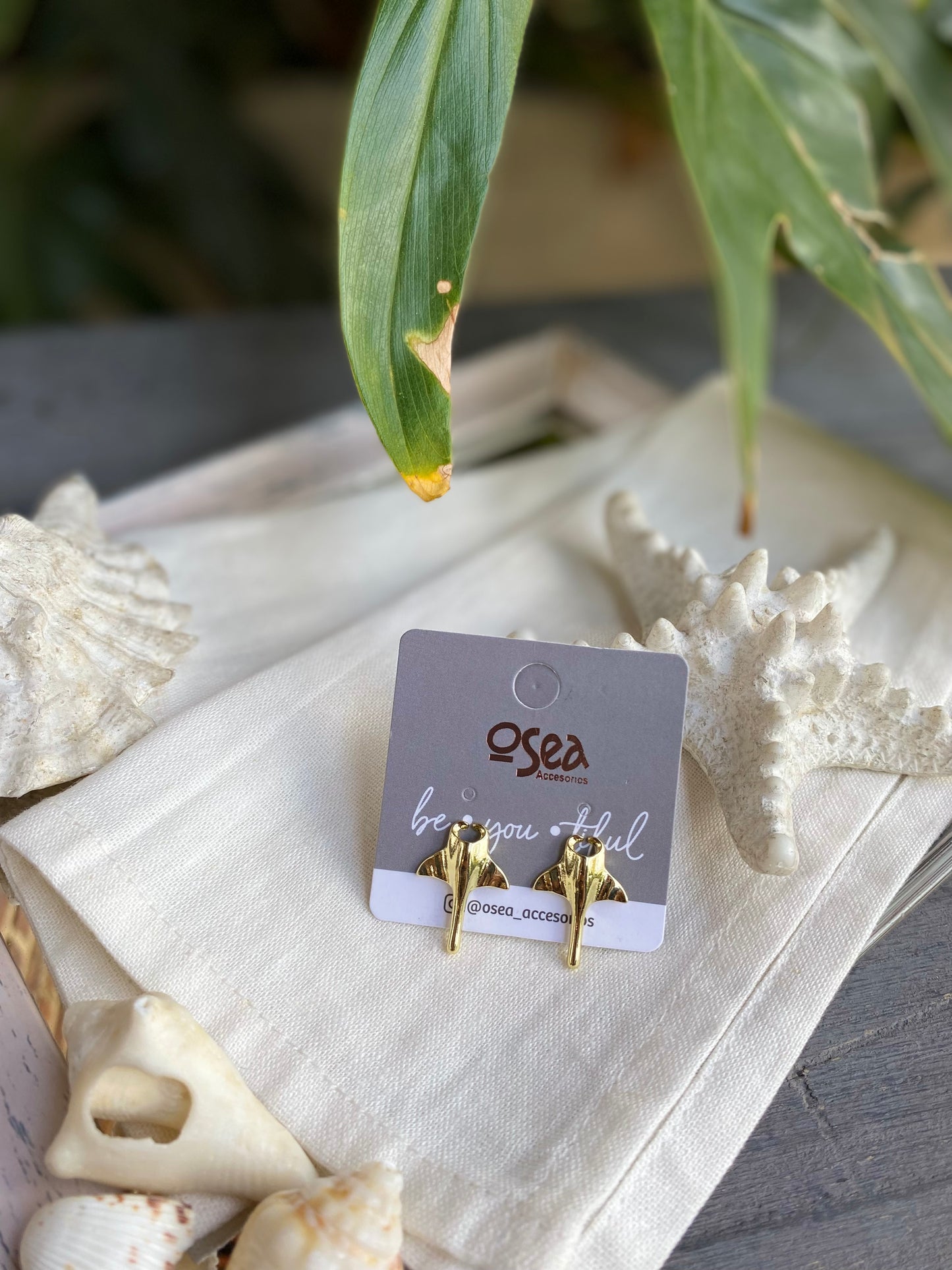 Topos de mantarraya pequeños en oro golfied