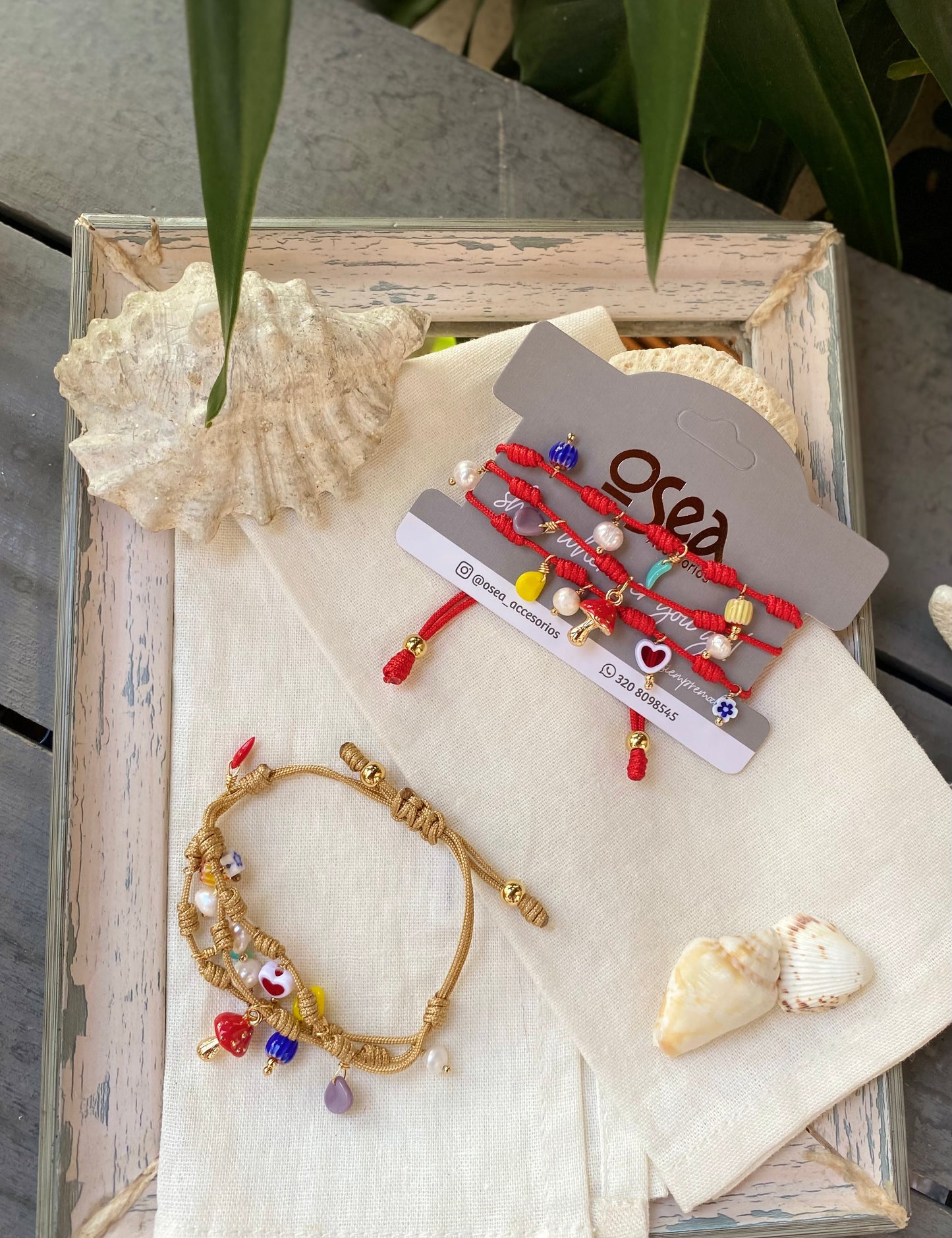 Pulsera en hilo, nudos y dijes