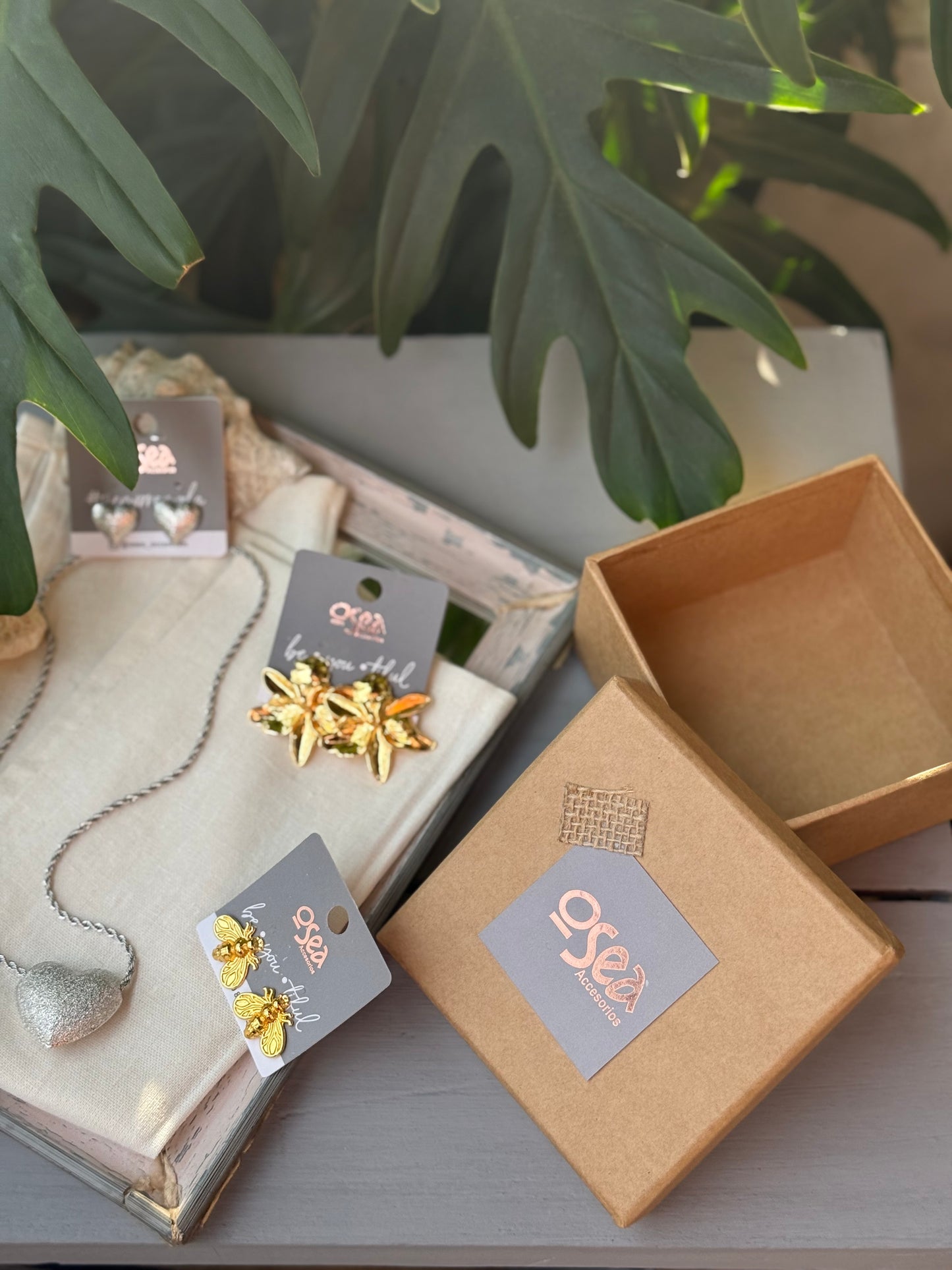 Set dúo corazones plateados + aretes diseño con baño de oro