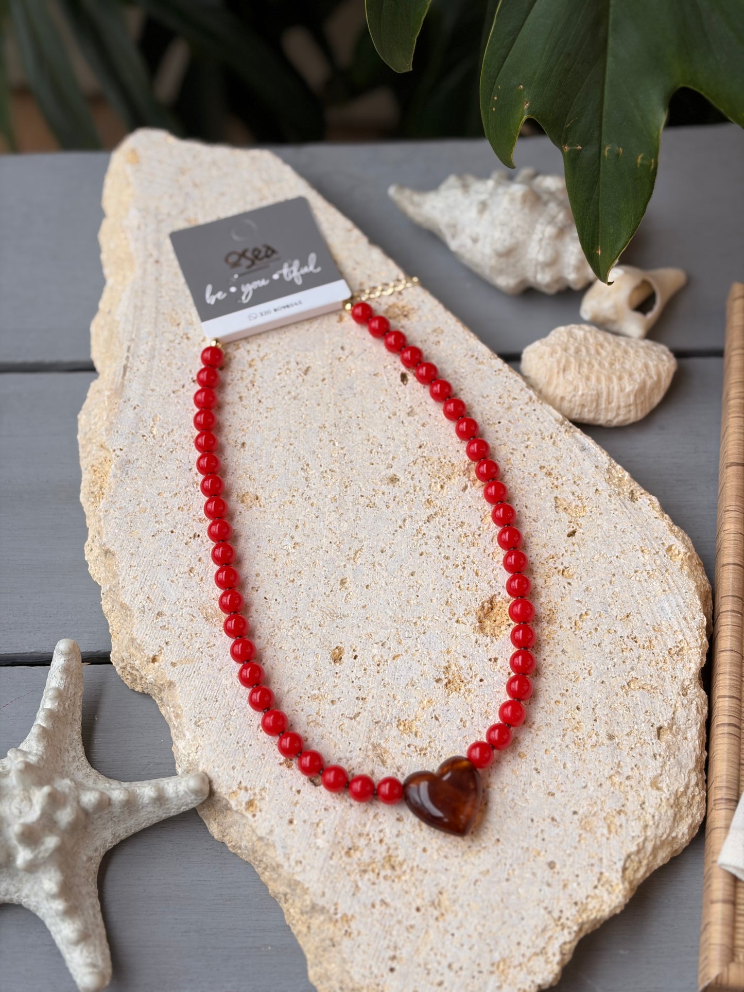 Collar corto bolas rojas pequeñas dije corazón tonos ámbar