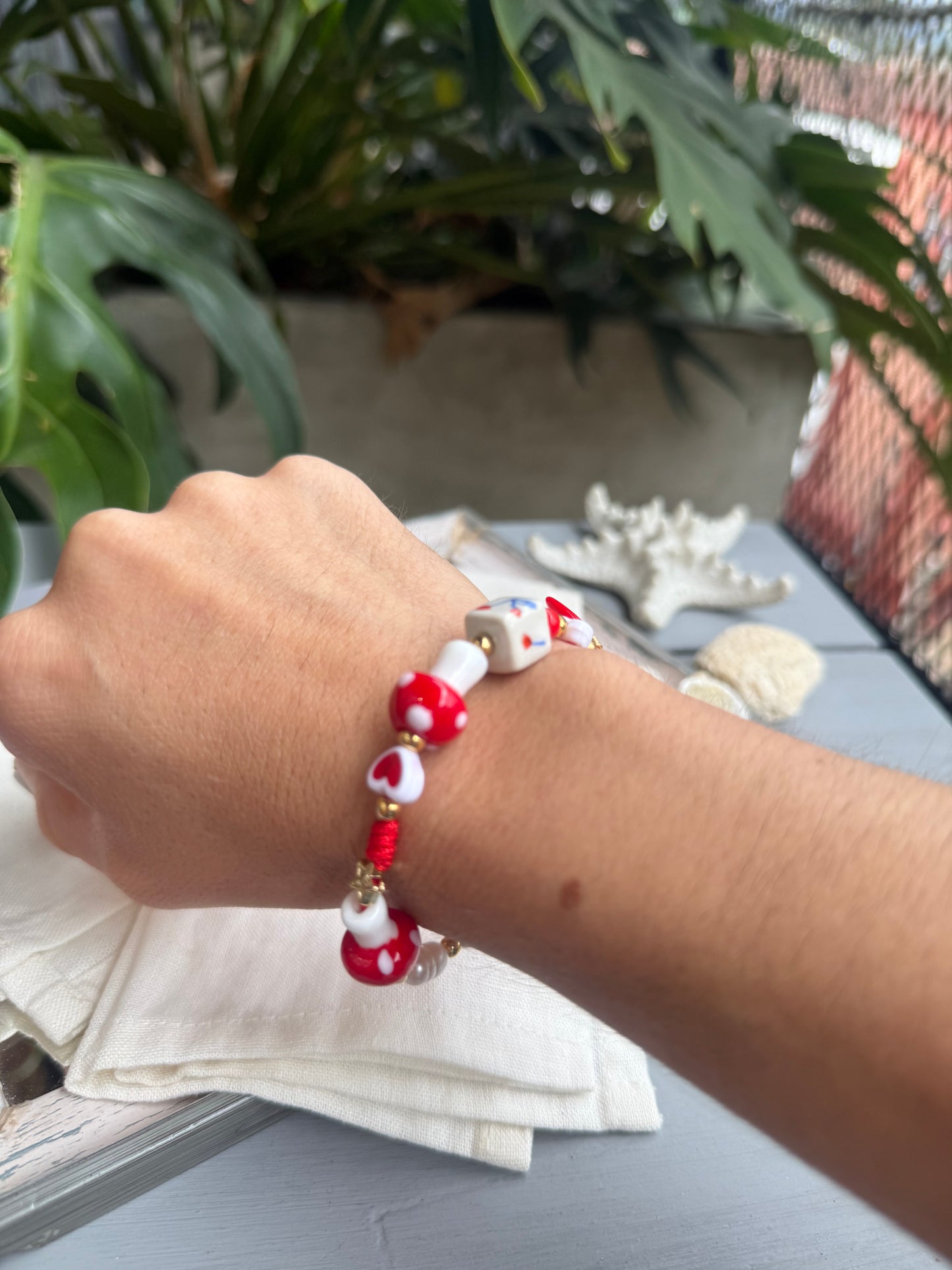 Pulsera en hilo hongos y corazones