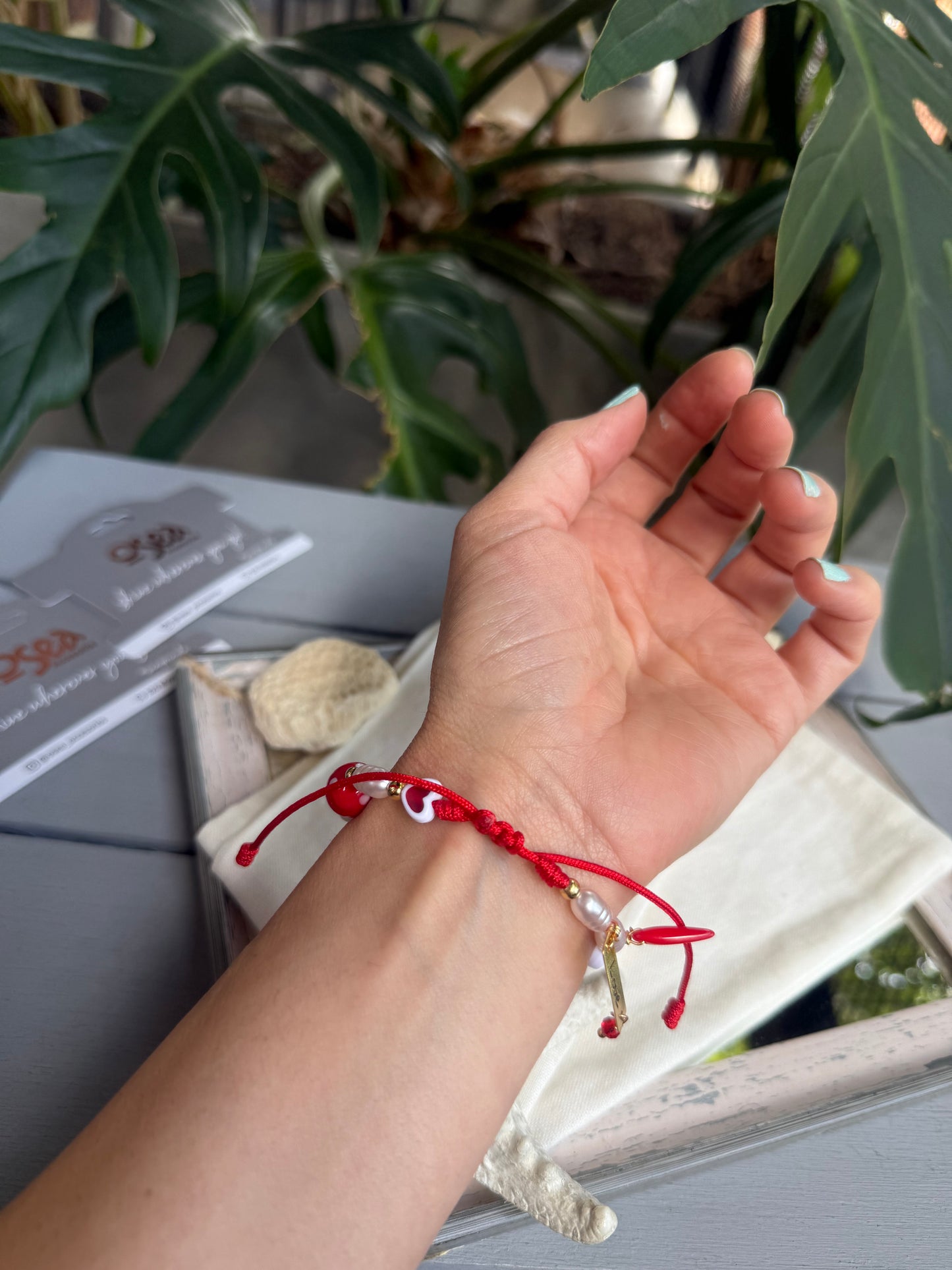 Pulsera en hilo hongos y corazones