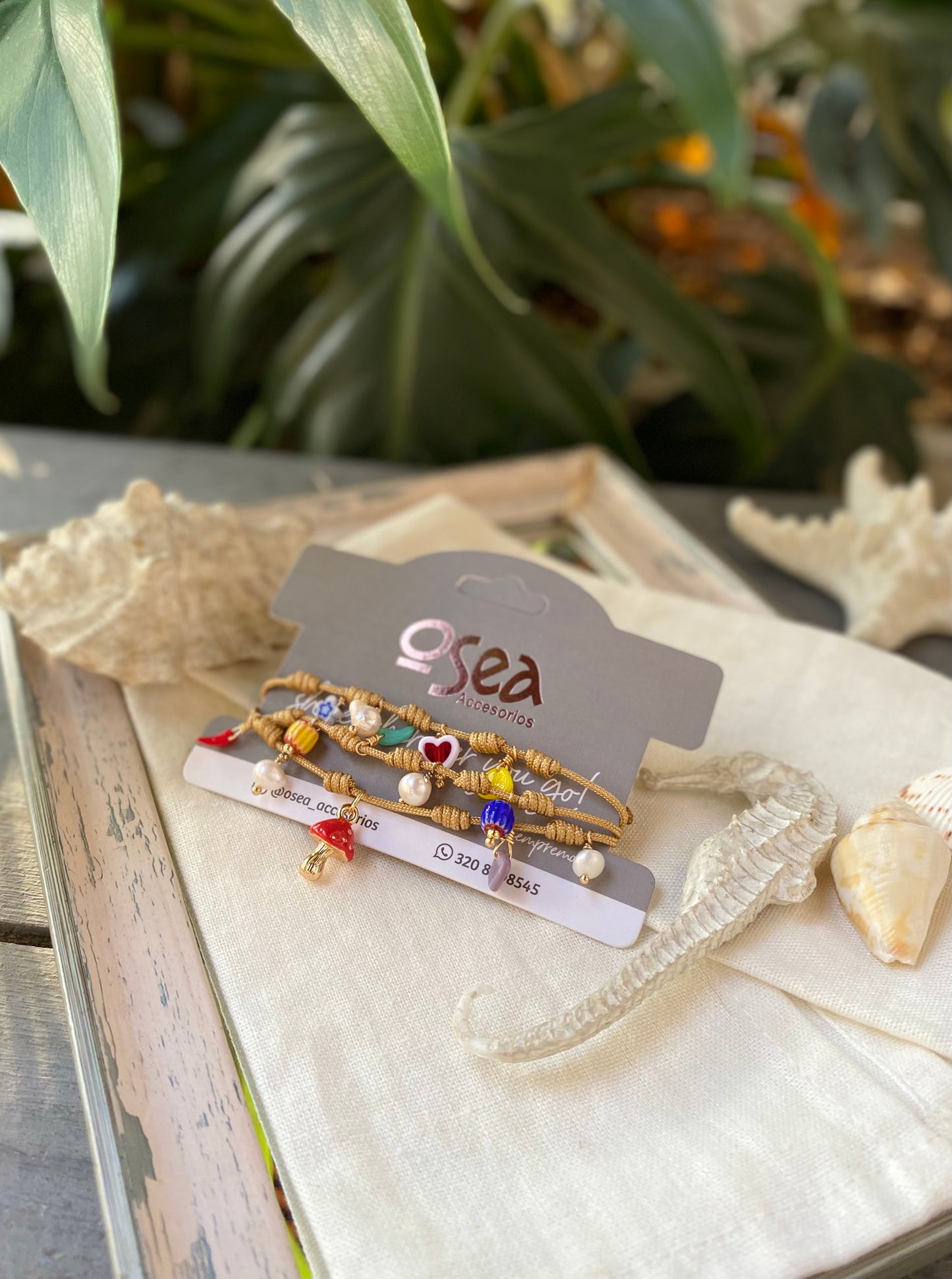 Pulsera en hilo, nudos y dijes