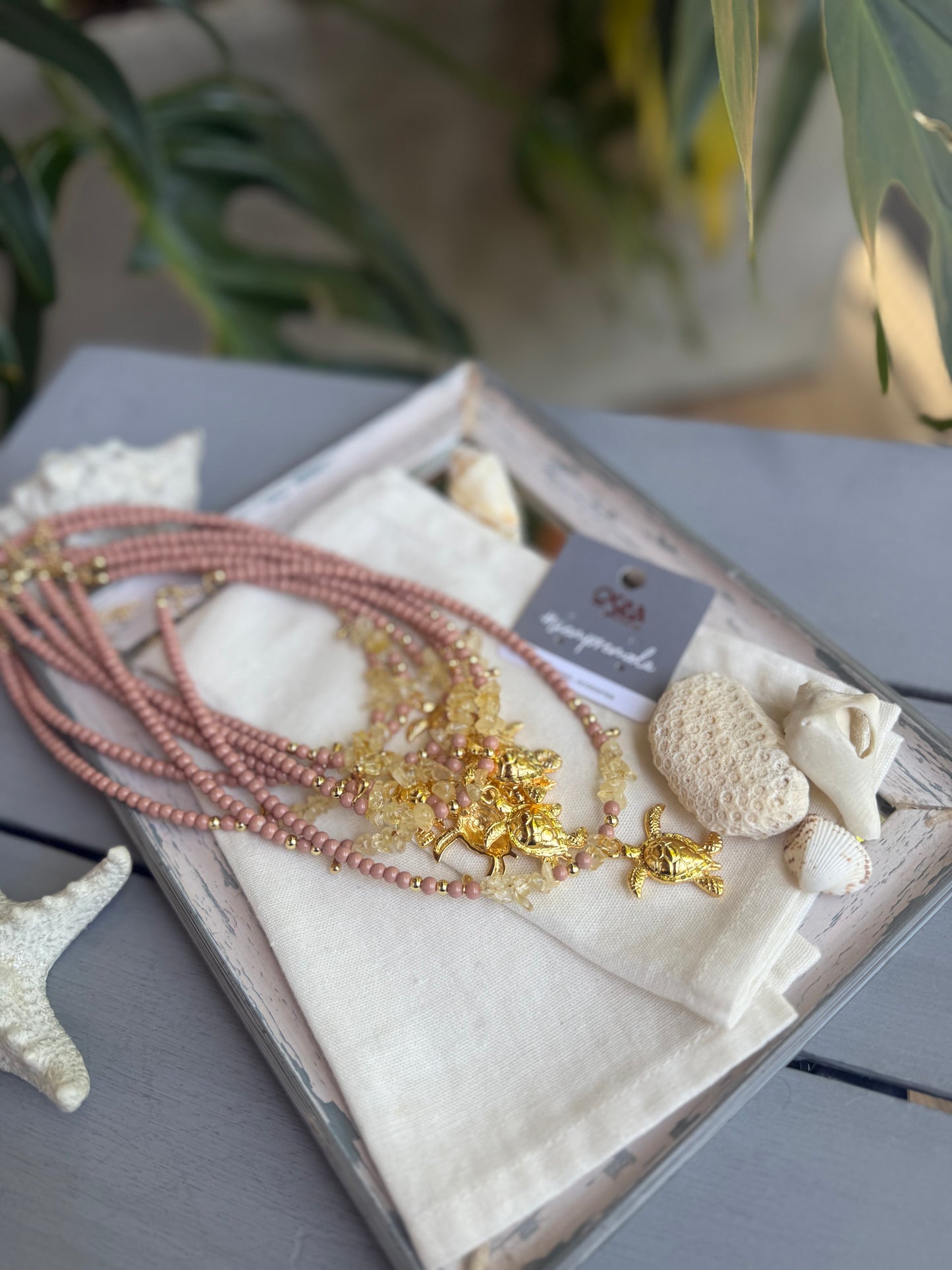 Collar piedras rosa vieja con dije de tortuga de mar