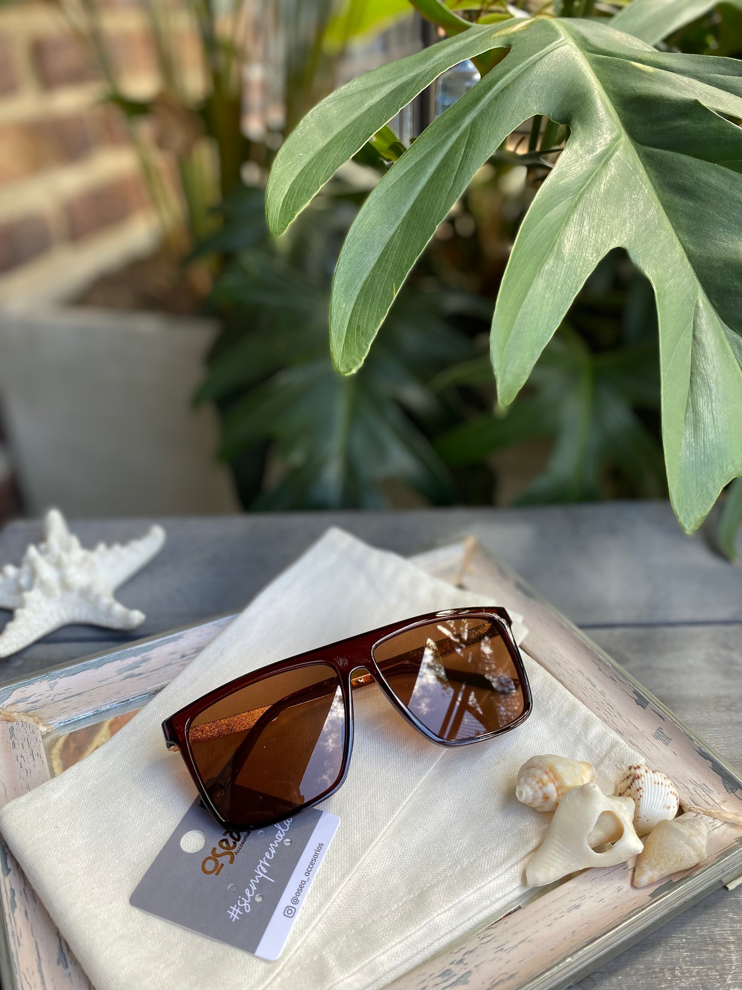 Gafas de sol con encaje dorado