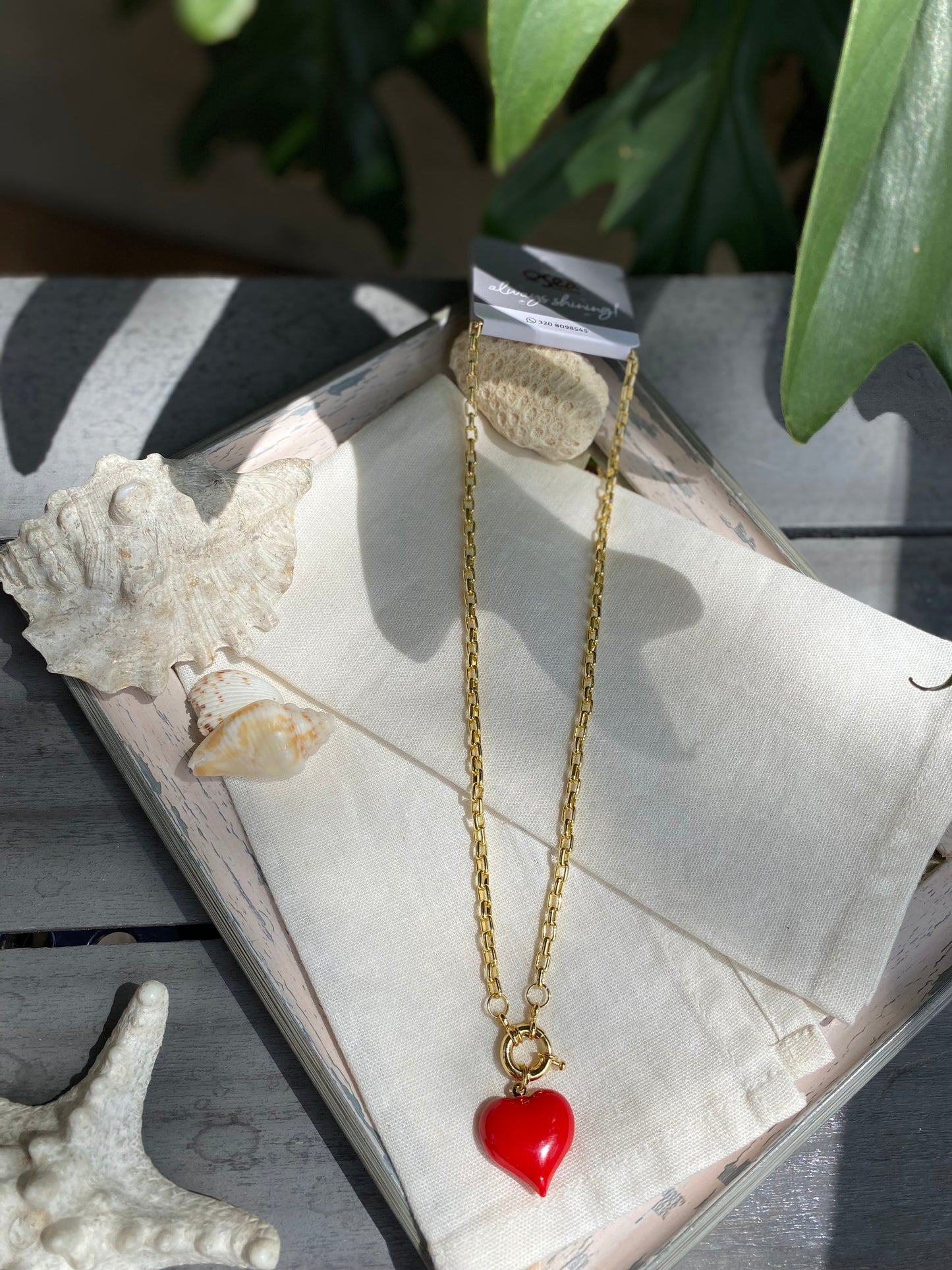 Cadena rodinada con broche náutico y dije de corazón