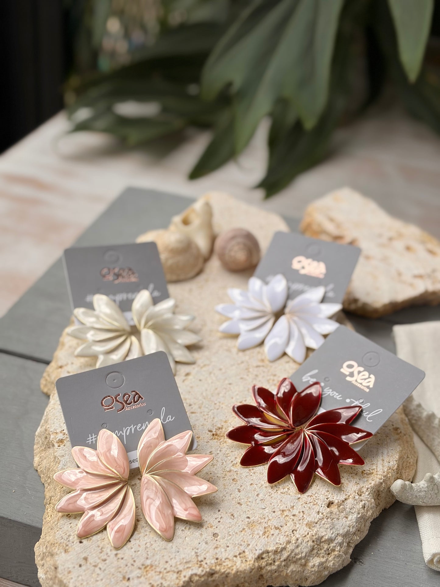 Aretes media flor esmaltados rodinados
