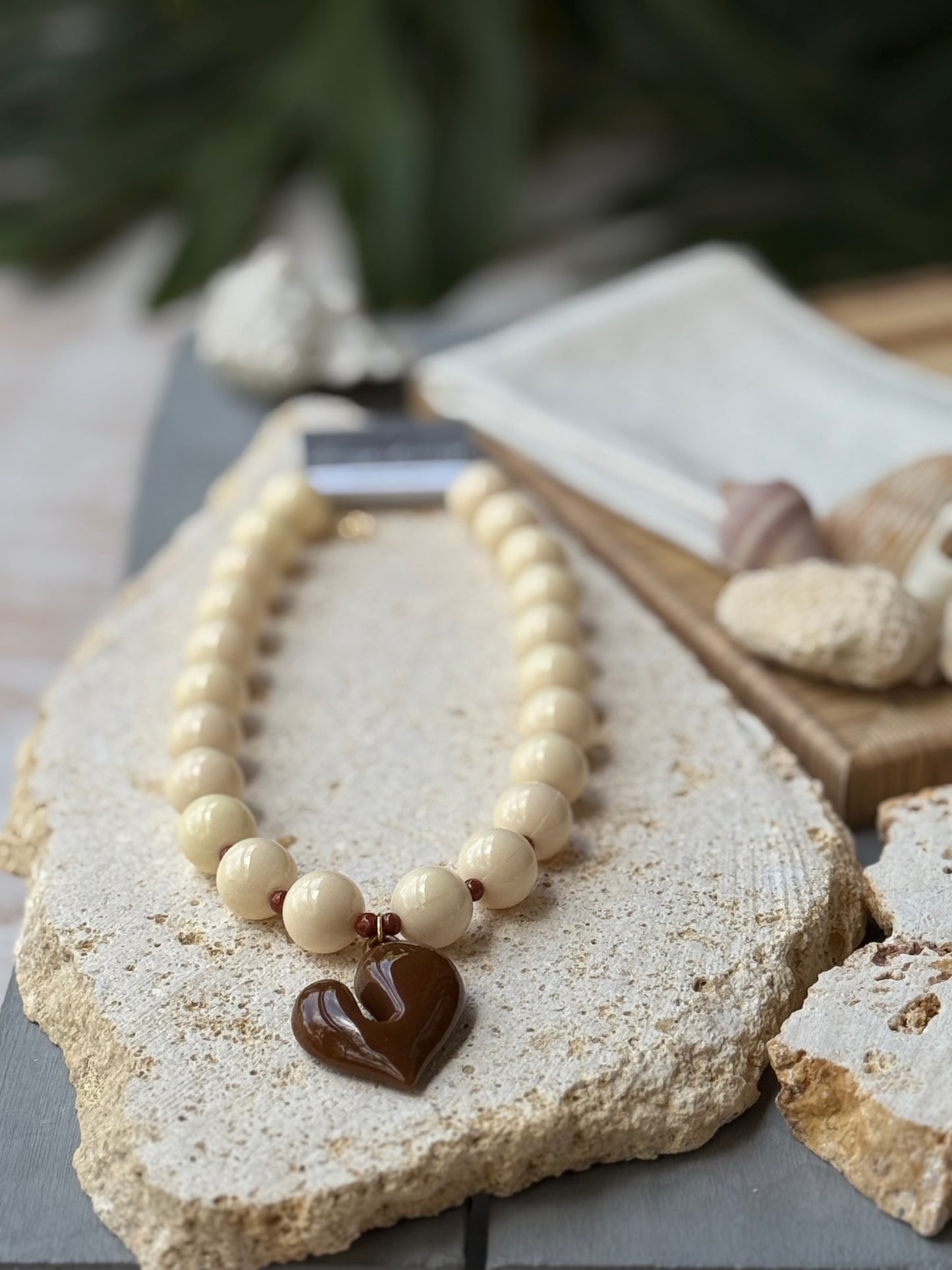 Collar bolas beige dije corazón