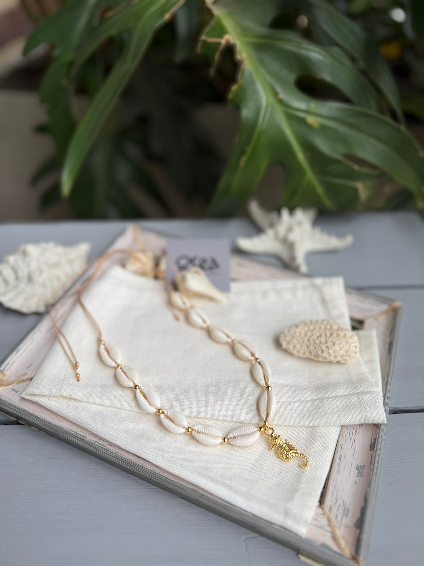 Choker en hilo con conchas, balín y dije