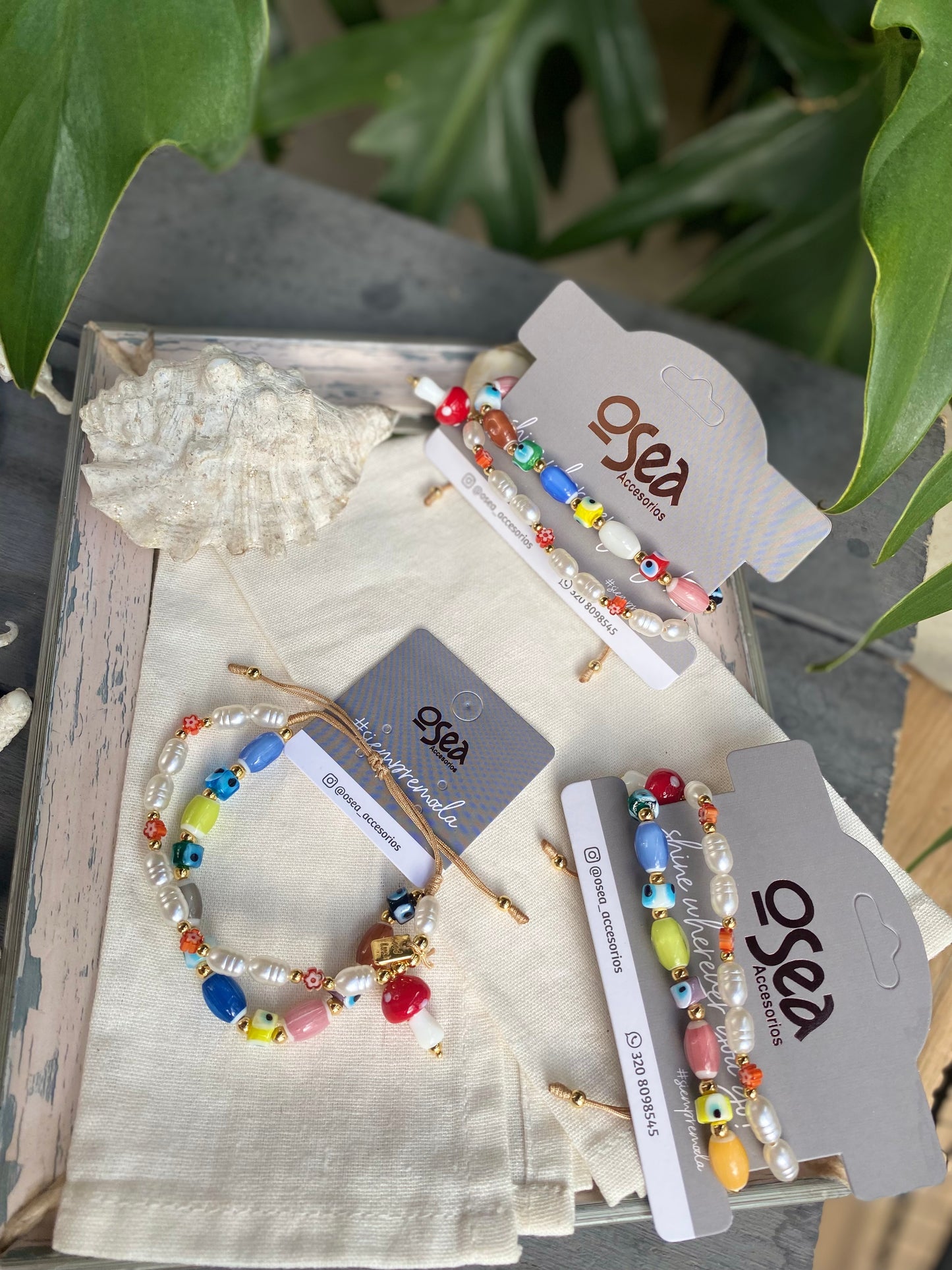 Pulsera en hilo con perlas, piedras y figuras en vidrio