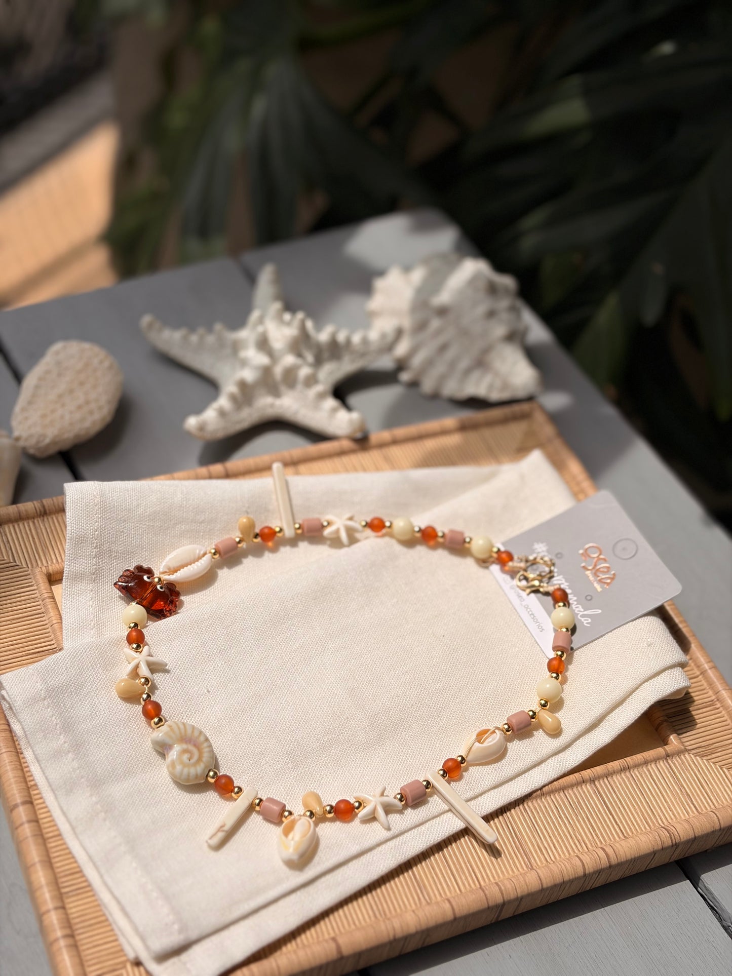 Collar corto playero conchas y estrellas tonos tierra