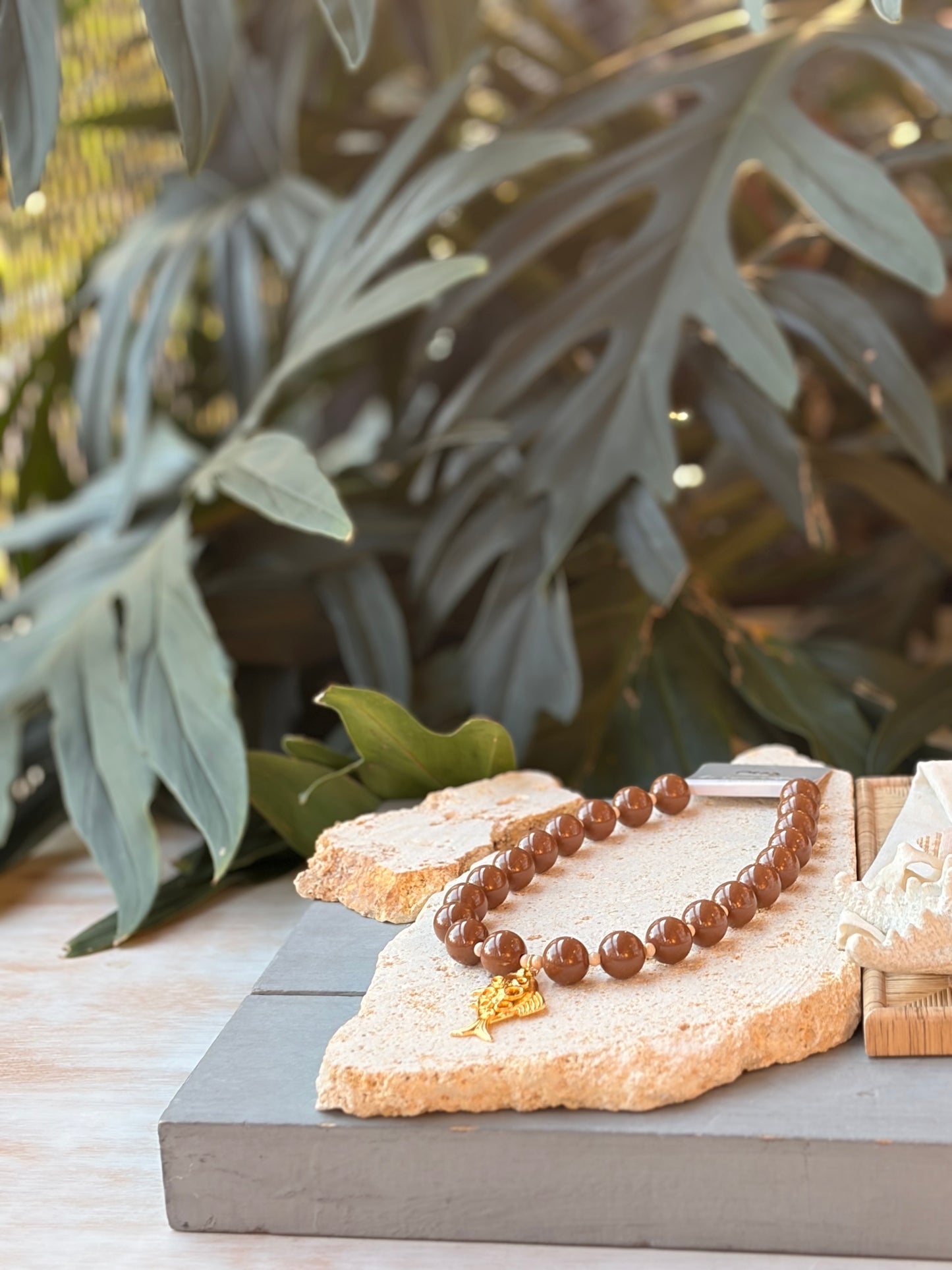 Collar bolas café dije pez 24k