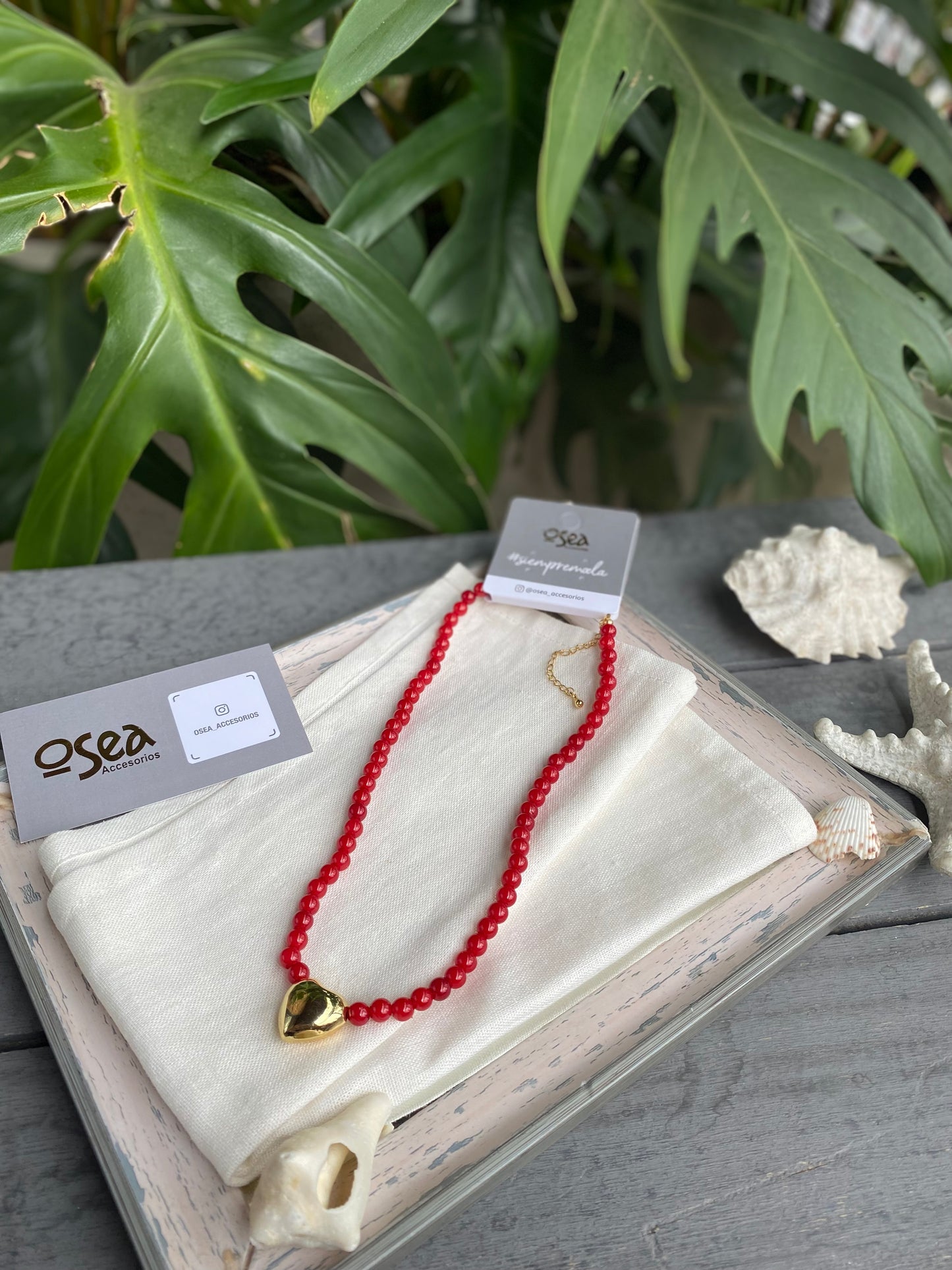 Collar perlas rojas dije corazón rodinado