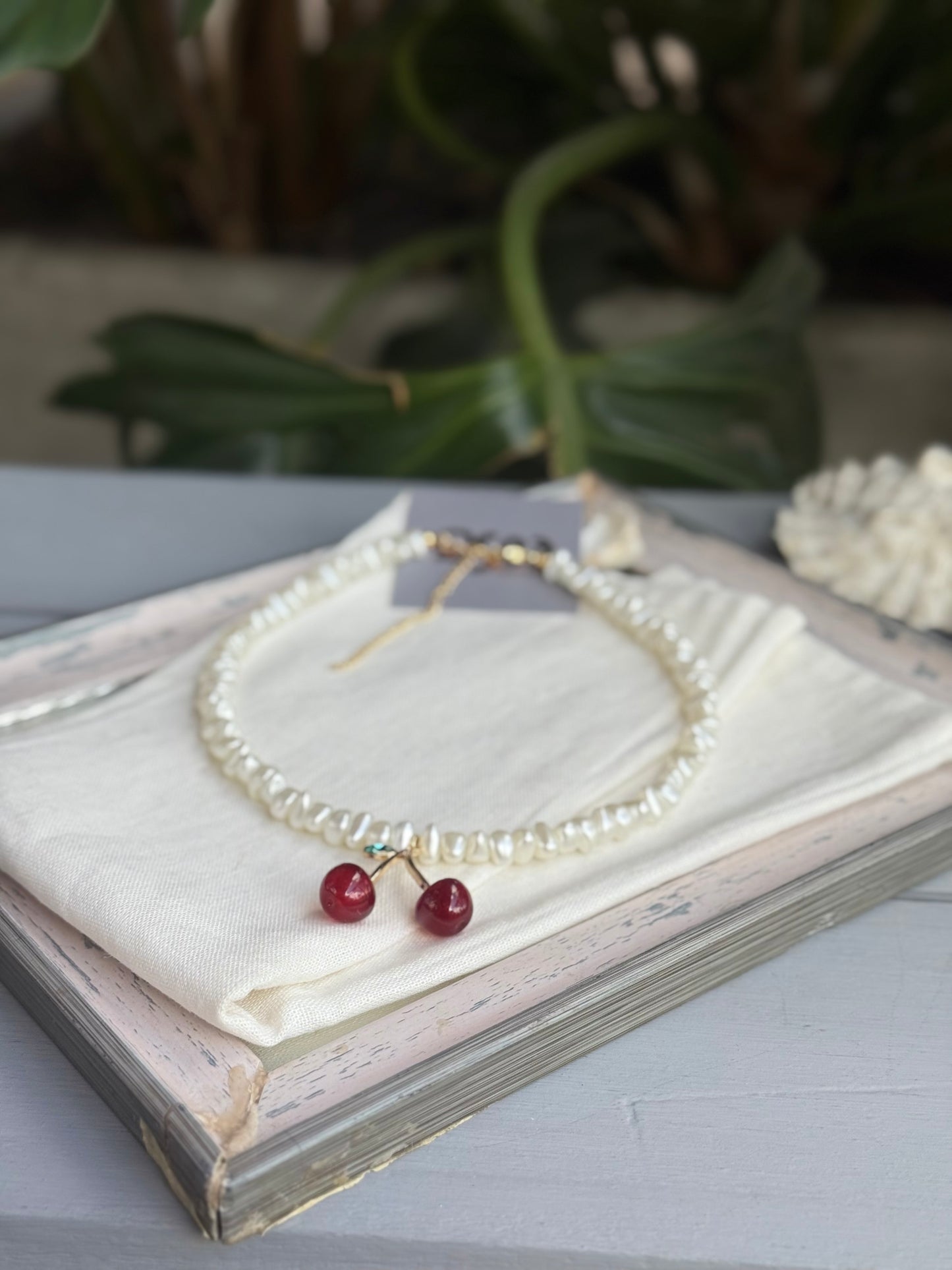 Choker perlas irregulares dije cerezas
