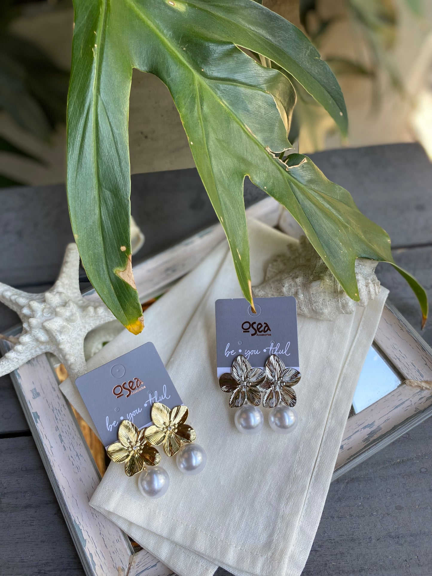 Aretes en topos de flor con perla