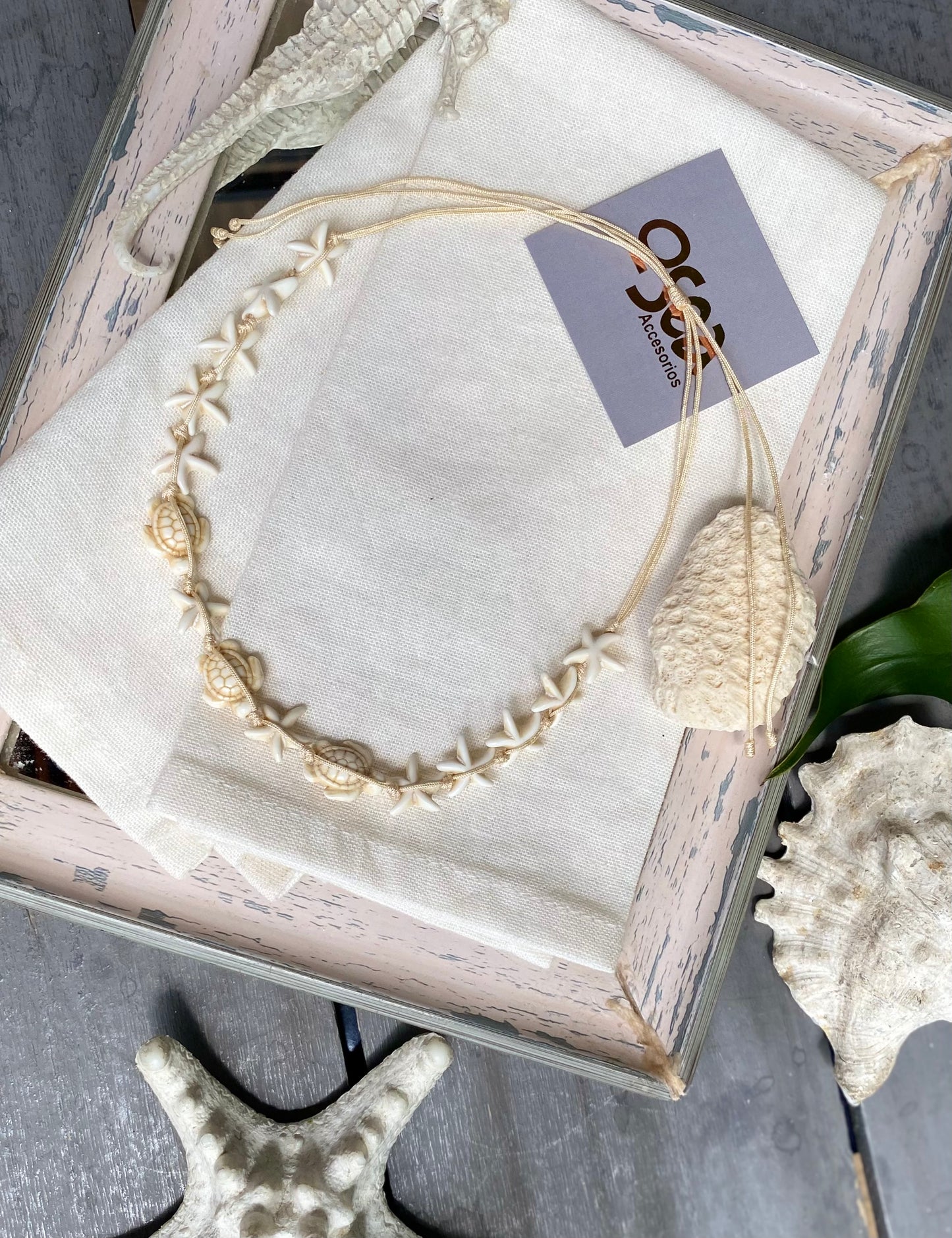 Choker de hilo, estrellas y tortugas en fósil