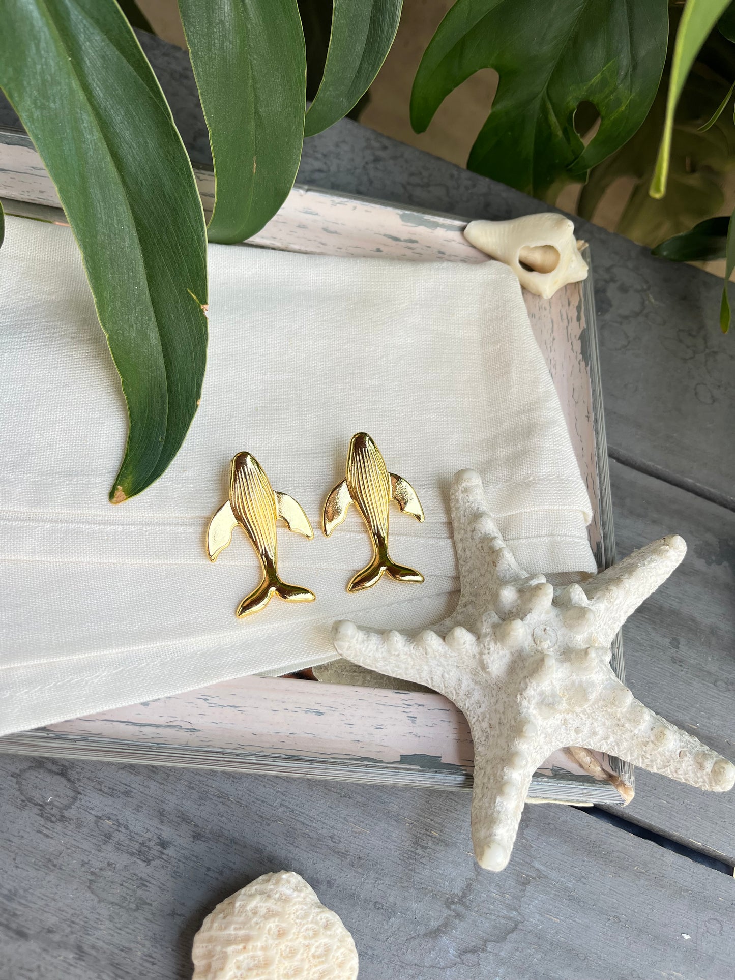 Arete topo de ballena con baño de oro 24k