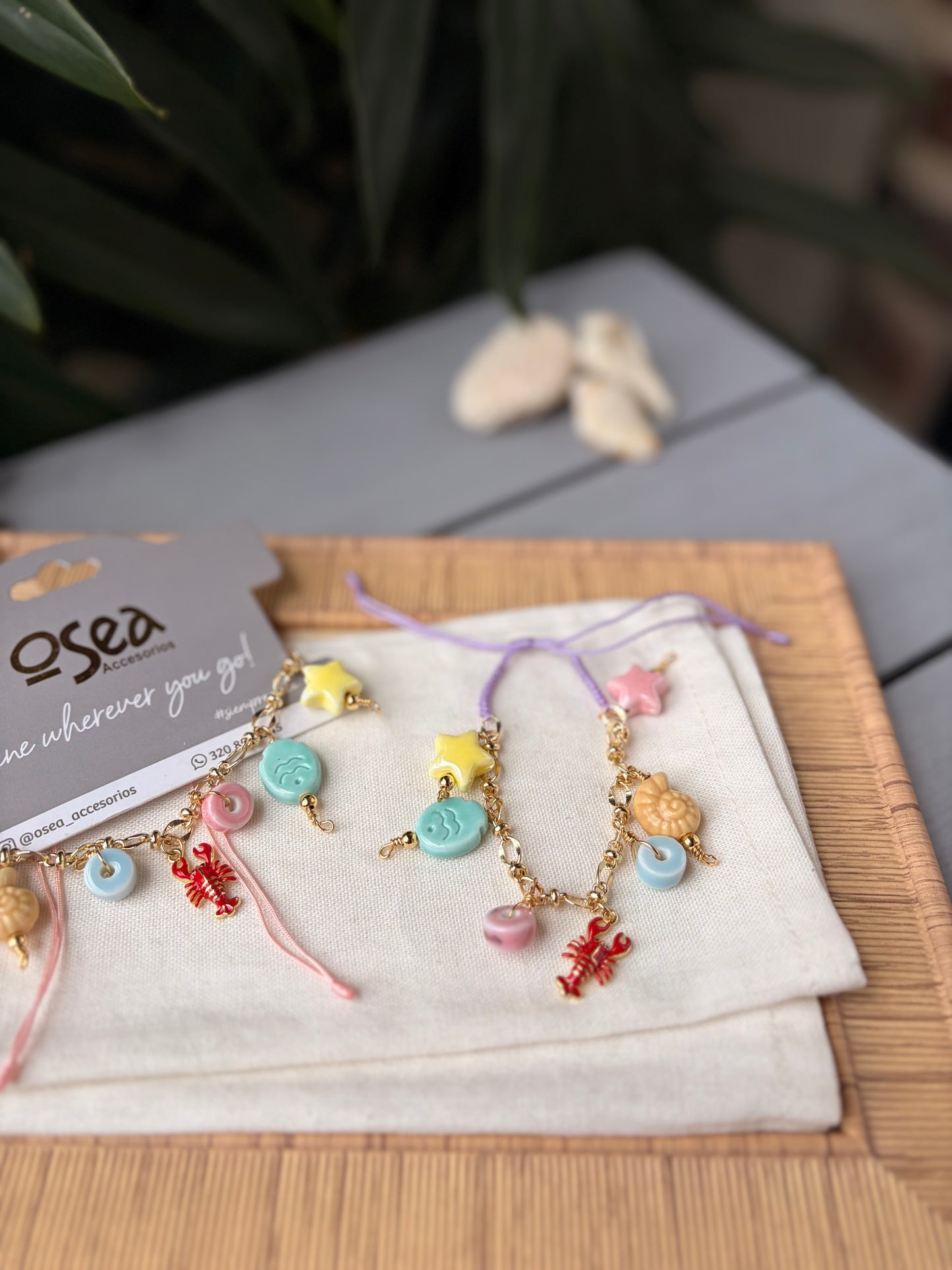 Pulsera con dijes pastel y langosta