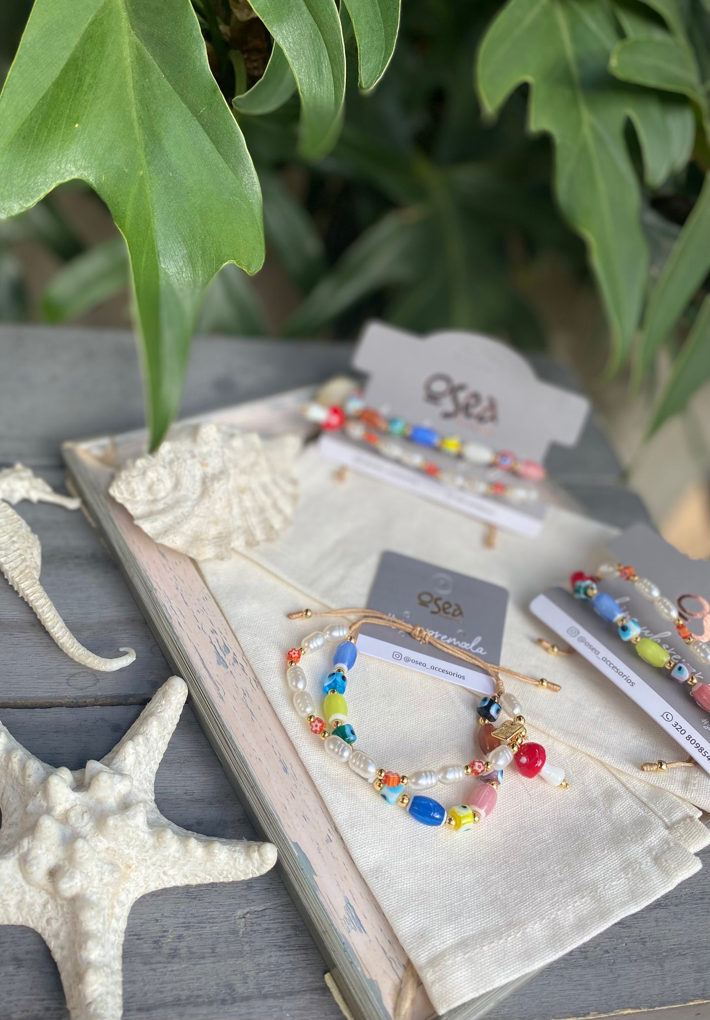 Pulsera en hilo con perlas, piedras y figuras en vidrio