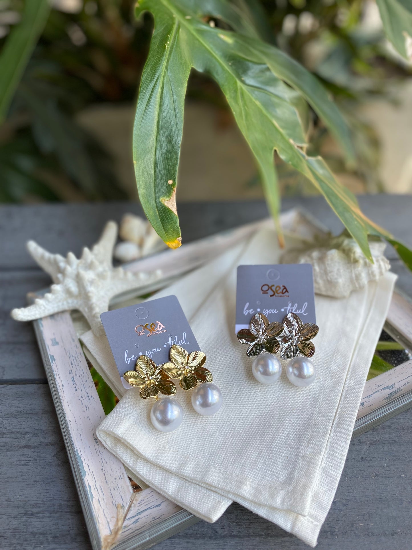 Aretes en topos de flor con perla