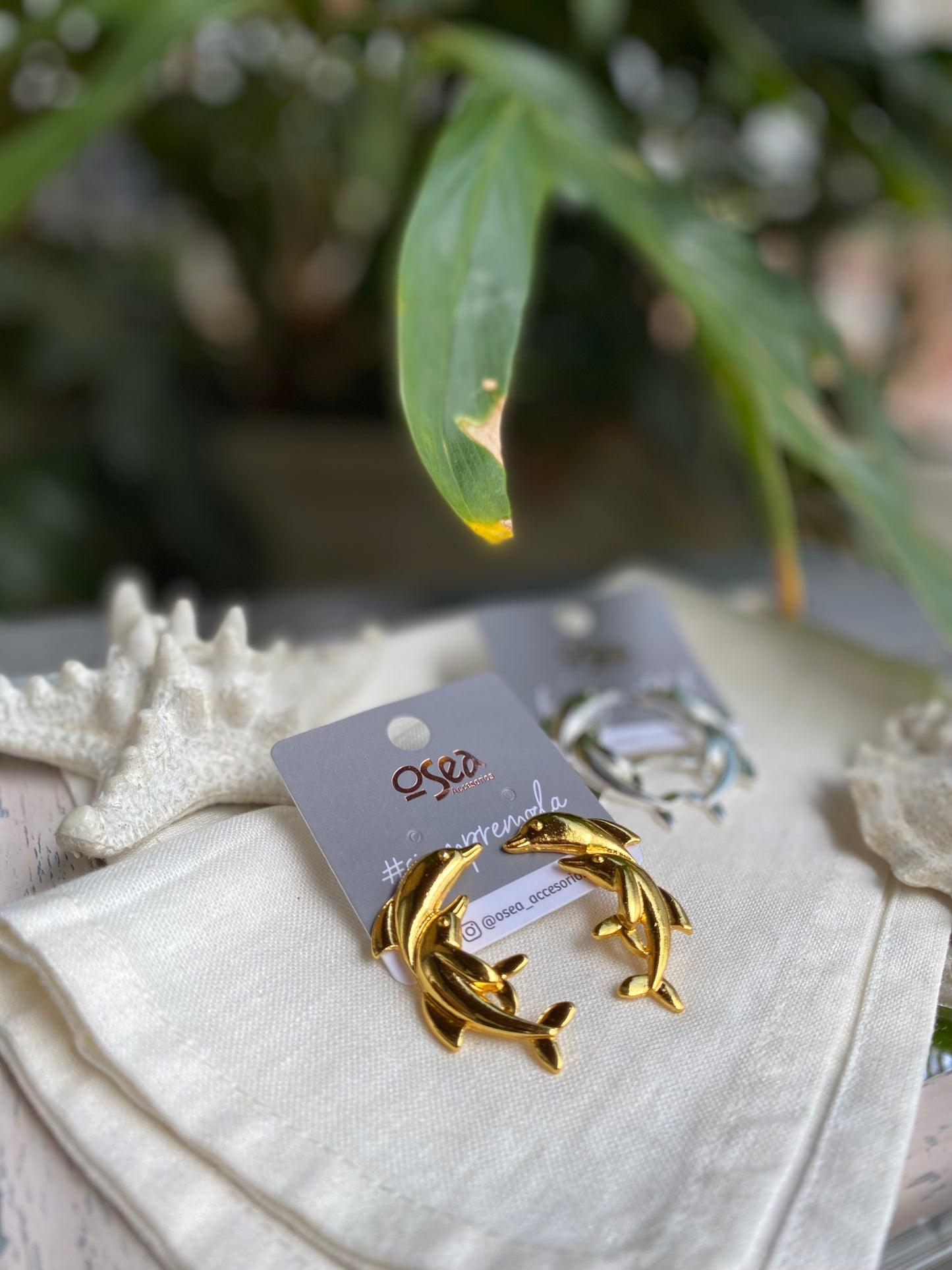 Aretes topos de delfín mamá baño oro y plata