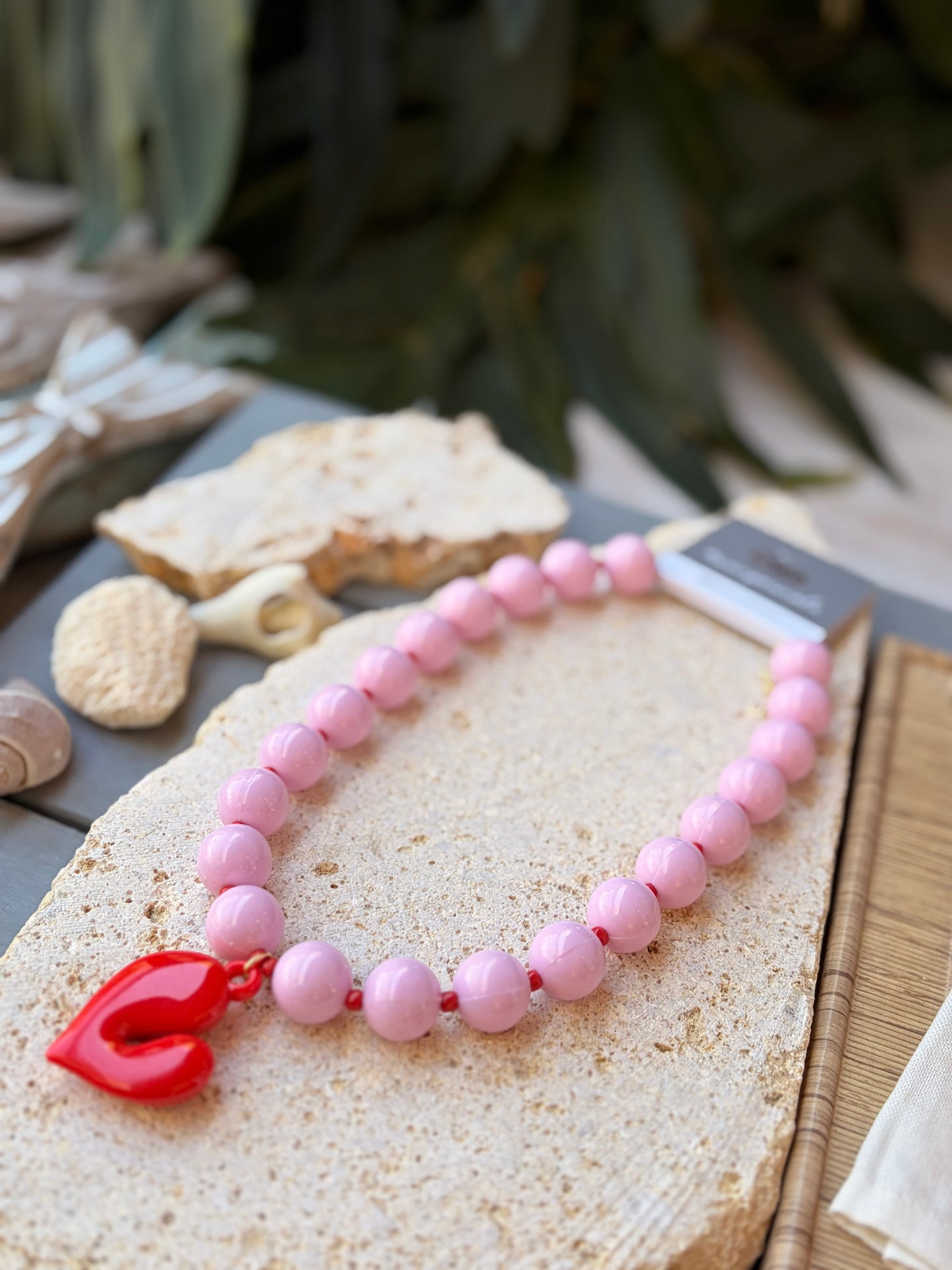 Collar bolas medianas rosadas dije corazón