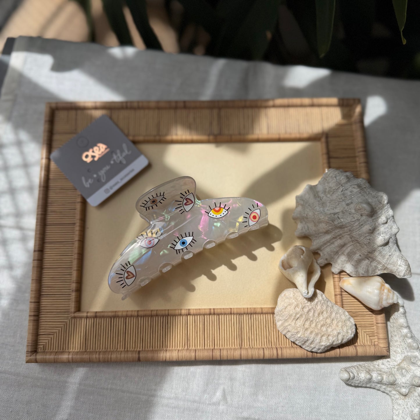 Caimán tipo nácar ojos