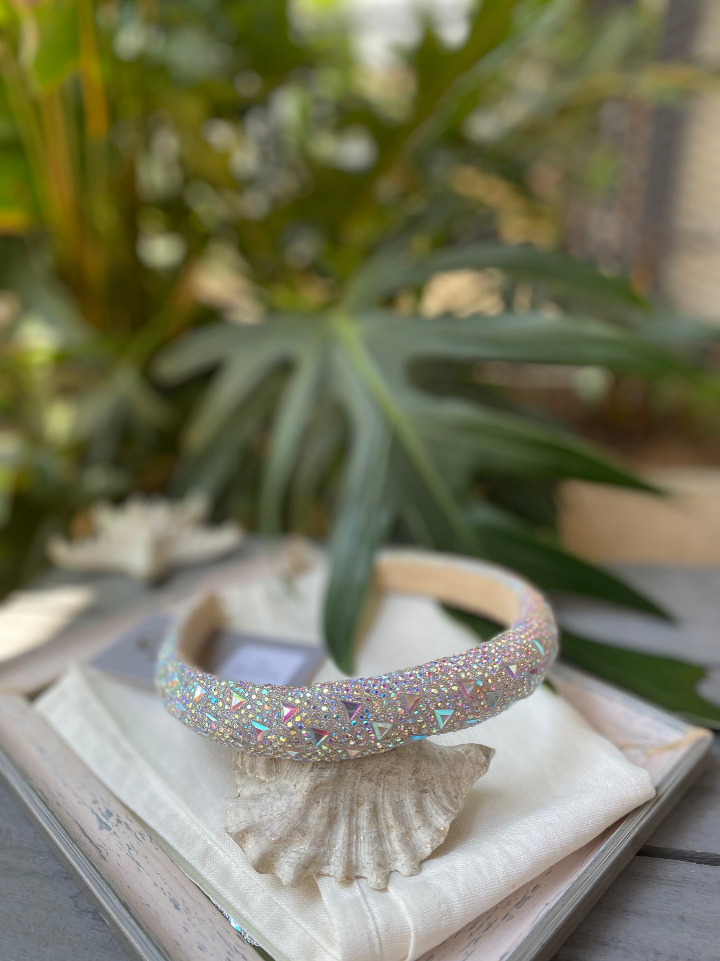 Diadema piedras con taches triangulares
