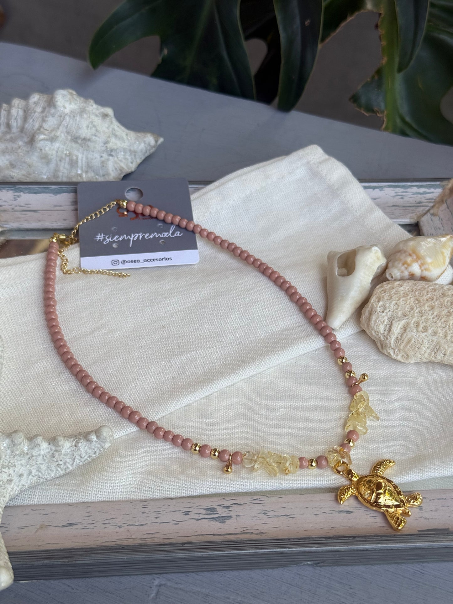 Collar piedras rosa vieja con dije de tortuga de mar