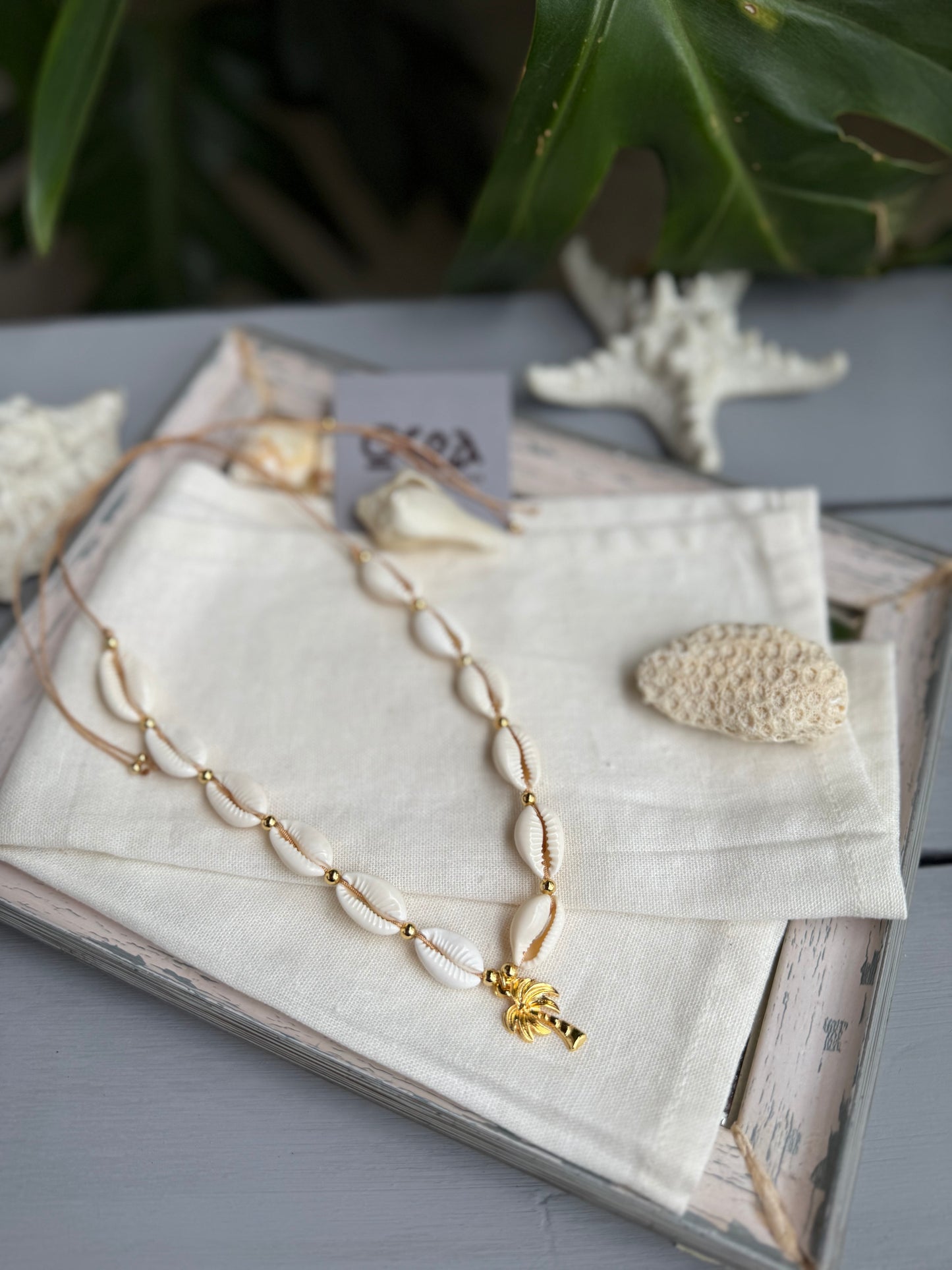 Choker en hilo con conchas, balín y dije