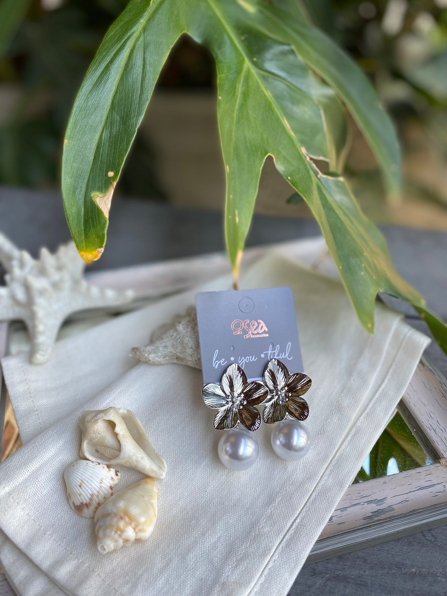 Aretes en topos de flor con perla